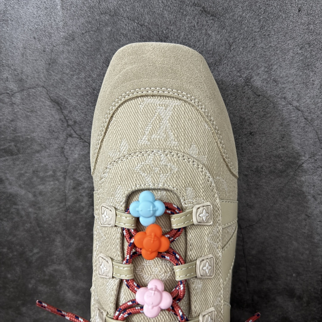 图片[5]-【广东纯原版】2026早春发布新款LOUIS VUITTON SneaKerina 德训鞋 芭蕾舞鞋 采用 Sacchetto 制鞋工艺，赋予柔韧鞋底与轻盈内部设计，适合日常休闲及精致造型。 sneakerina运动鞋惊艳曝光 设计灵感源自芭蕾舞平底鞋 优雅与复古并存 整体低调又老钱 原版购入 独家开模 媲美原版头层小牛皮 鞋面系带设计，侧面印有 LV 标志，后跟处配有拉环。——这双鞋简直是优雅与松弛感的完美融合！💃 尺码：35-40-莆田鞋