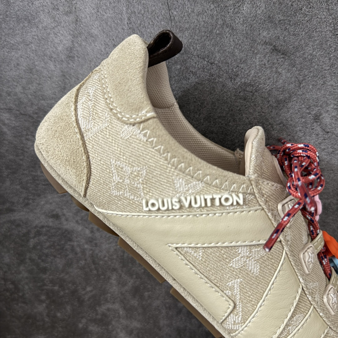 图片[7]-【广东纯原版】2026早春发布新款LOUIS VUITTON SneaKerina 德训鞋 芭蕾舞鞋 采用 Sacchetto 制鞋工艺，赋予柔韧鞋底与轻盈内部设计，适合日常休闲及精致造型。 sneakerina运动鞋惊艳曝光 设计灵感源自芭蕾舞平底鞋 优雅与复古并存 整体低调又老钱 原版购入 独家开模 媲美原版头层小牛皮 鞋面系带设计，侧面印有 LV 标志，后跟处配有拉环。——这双鞋简直是优雅与松弛感的完美融合！💃 尺码：35-40-莆田鞋