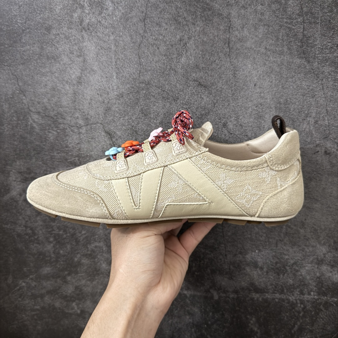 图片[2]-【广东纯原版】2026早春发布新款LOUIS VUITTON SneaKerina 德训鞋 芭蕾舞鞋 采用 Sacchetto 制鞋工艺，赋予柔韧鞋底与轻盈内部设计，适合日常休闲及精致造型。 sneakerina运动鞋惊艳曝光 设计灵感源自芭蕾舞平底鞋 优雅与复古并存 整体低调又老钱 原版购入 独家开模 媲美原版头层小牛皮 鞋面系带设计，侧面印有 LV 标志，后跟处配有拉环。——这双鞋简直是优雅与松弛感的完美融合！💃 尺码：35-40-莆田鞋