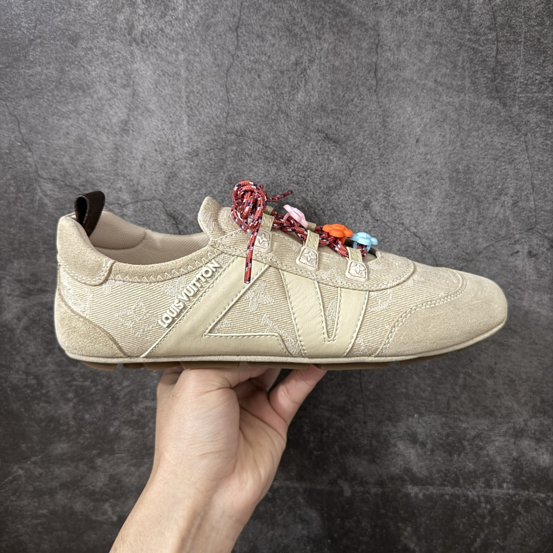 【广东纯原版】2026早春发布新款LOUIS VUITTON SneaKerina 德训鞋 芭蕾舞鞋 采用 Sacchetto 制鞋工艺，赋予柔韧鞋底与轻盈内部设计，适合日常休闲及精致造型。 sneakerina运动鞋惊艳曝光 设计灵感源自芭蕾舞平底鞋 优雅与复古并存 整体低调又老钱 原版购入 独家开模 媲美原版头层小牛皮 鞋面系带设计，侧面印有 LV 标志，后跟处配有拉环。——这双鞋简直是优雅与松弛感的完美融合！💃 尺码：35-40-选品中心