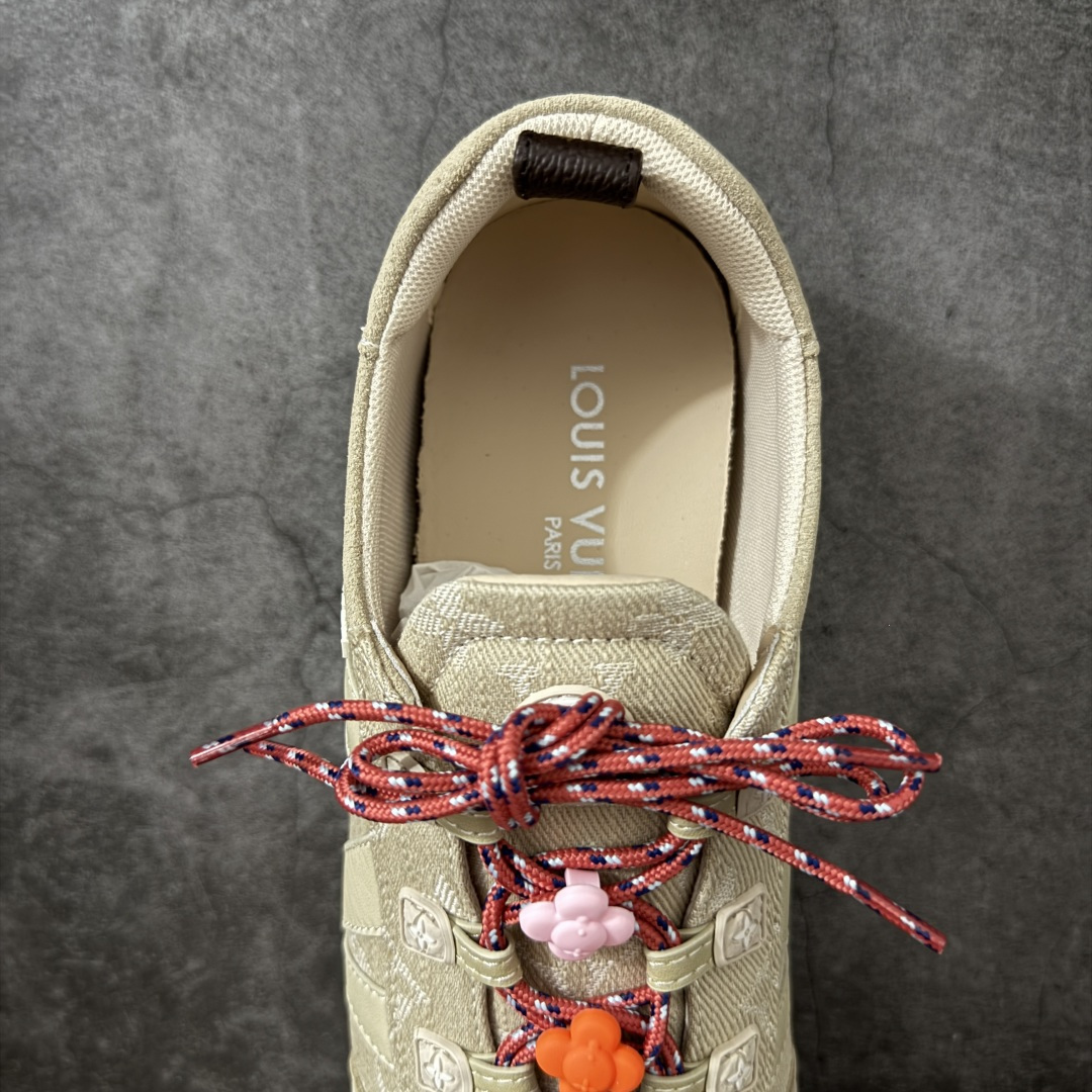 图片[8]-【广东纯原版】2026早春发布新款LOUIS VUITTON SneaKerina 德训鞋 芭蕾舞鞋 采用 Sacchetto 制鞋工艺，赋予柔韧鞋底与轻盈内部设计，适合日常休闲及精致造型。 sneakerina运动鞋惊艳曝光 设计灵感源自芭蕾舞平底鞋 优雅与复古并存 整体低调又老钱 原版购入 独家开模 媲美原版头层小牛皮 鞋面系带设计，侧面印有 LV 标志，后跟处配有拉环。——这双鞋简直是优雅与松弛感的完美融合！💃 尺码：35-40-莆田鞋