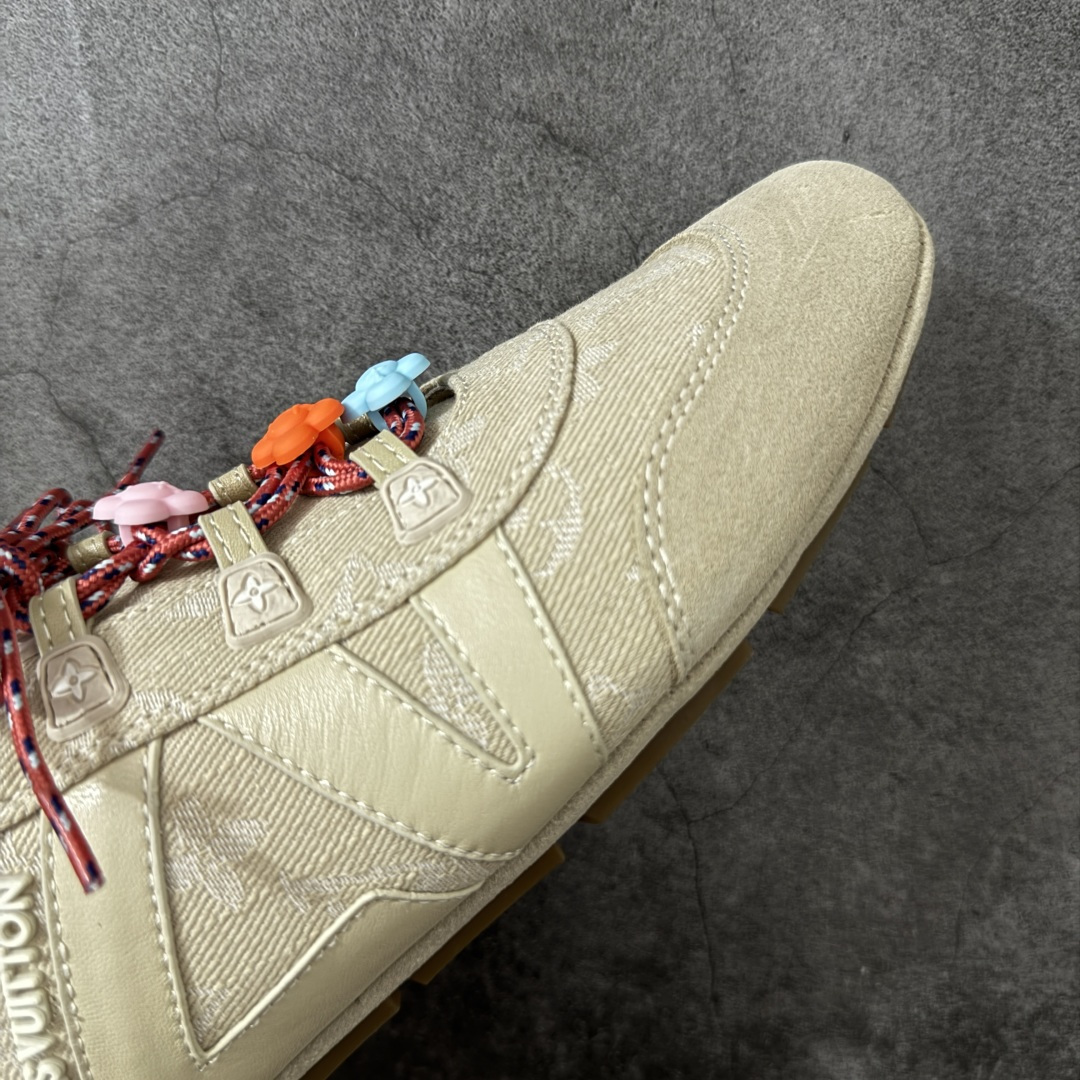 图片[6]-【广东纯原版】2026早春发布新款LOUIS VUITTON SneaKerina 德训鞋 芭蕾舞鞋 采用 Sacchetto 制鞋工艺，赋予柔韧鞋底与轻盈内部设计，适合日常休闲及精致造型。 sneakerina运动鞋惊艳曝光 设计灵感源自芭蕾舞平底鞋 优雅与复古并存 整体低调又老钱 原版购入 独家开模 媲美原版头层小牛皮 鞋面系带设计，侧面印有 LV 标志，后跟处配有拉环。——这双鞋简直是优雅与松弛感的完美融合！💃 尺码：35-40-莆田鞋