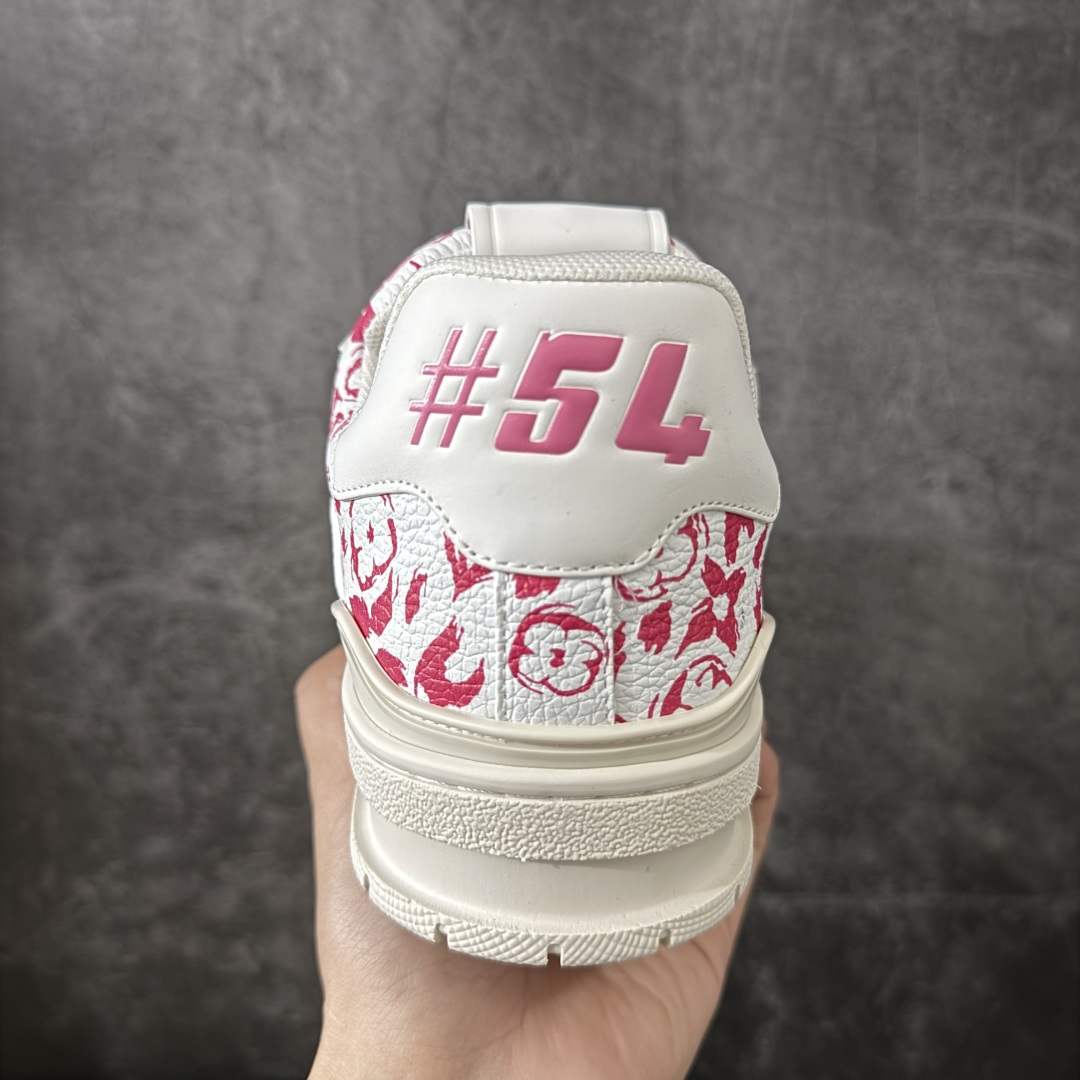 图片[4]-【YS纯原】 LOUIS VUITTON 路易威登 LV Trainer 新款军绿印花 顶货芯片代购版本 原版购入开发 ✦ 光滑牛皮革描绘Monogram图案，复古篮球灵感启发 ✦ #54标识追溯品牌诞生的1854年，细节满载 ✦ 原版定制进口头层牛皮鞋面，质感在线 ✦ 原版定制透气网里，清爽不闷脚 ✦ 原版开模防滑T材质大底，耐磨稳定 ✦ 底厚3CM，自然增高不笨重 ✦ 配送精美包装，零瑕疵工艺 尺码：39-45-选品中心
