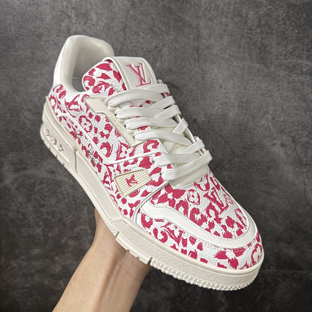 图片[3]-【YS纯原】 LOUIS VUITTON 路易威登 LV Trainer 新款军绿印花 顶货芯片代购版本 原版购入开发 ✦ 光滑牛皮革描绘Monogram图案，复古篮球灵感启发 ✦ #54标识追溯品牌诞生的1854年，细节满载 ✦ 原版定制进口头层牛皮鞋面，质感在线 ✦ 原版定制透气网里，清爽不闷脚 ✦ 原版开模防滑T材质大底，耐磨稳定 ✦ 底厚3CM，自然增高不笨重 ✦ 配送精美包装，零瑕疵工艺 尺码：39-45-选品中心