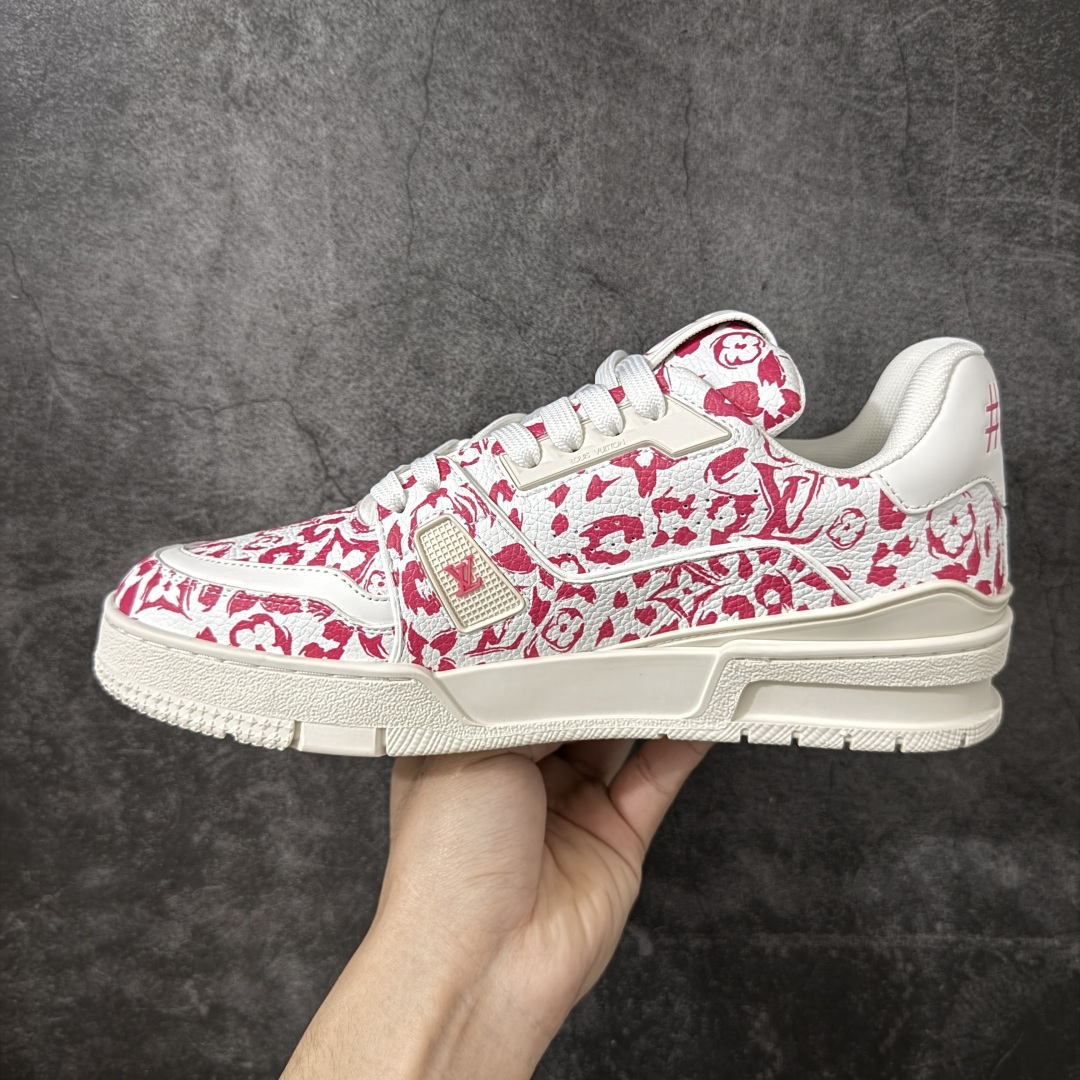 图片[2]-【YS纯原】 LOUIS VUITTON 路易威登 LV Trainer 新款军绿印花 顶货芯片代购版本 原版购入开发 ✦ 光滑牛皮革描绘Monogram图案，复古篮球灵感启发 ✦ #54标识追溯品牌诞生的1854年，细节满载 ✦ 原版定制进口头层牛皮鞋面，质感在线 ✦ 原版定制透气网里，清爽不闷脚 ✦ 原版开模防滑T材质大底，耐磨稳定 ✦ 底厚3CM，自然增高不笨重 ✦ 配送精美包装，零瑕疵工艺 尺码：39-45-选品中心