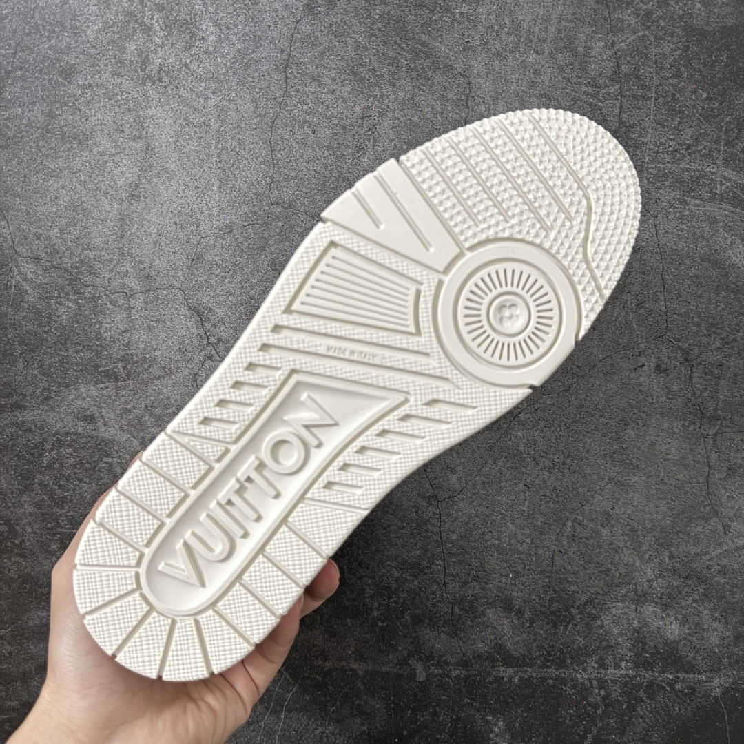 图片[9]-【YS纯原】 LOUIS VUITTON 路易威登 LV Trainer 新款军绿印花 顶货芯片代购版本 原版购入开发 ✦ 光滑牛皮革描绘Monogram图案，复古篮球灵感启发 ✦ #54标识追溯品牌诞生的1854年，细节满载 ✦ 原版定制进口头层牛皮鞋面，质感在线 ✦ 原版定制透气网里，清爽不闷脚 ✦ 原版开模防滑T材质大底，耐磨稳定 ✦ 底厚3CM，自然增高不笨重 ✦ 配送精美包装，零瑕疵工艺 尺码：39-45-选品中心