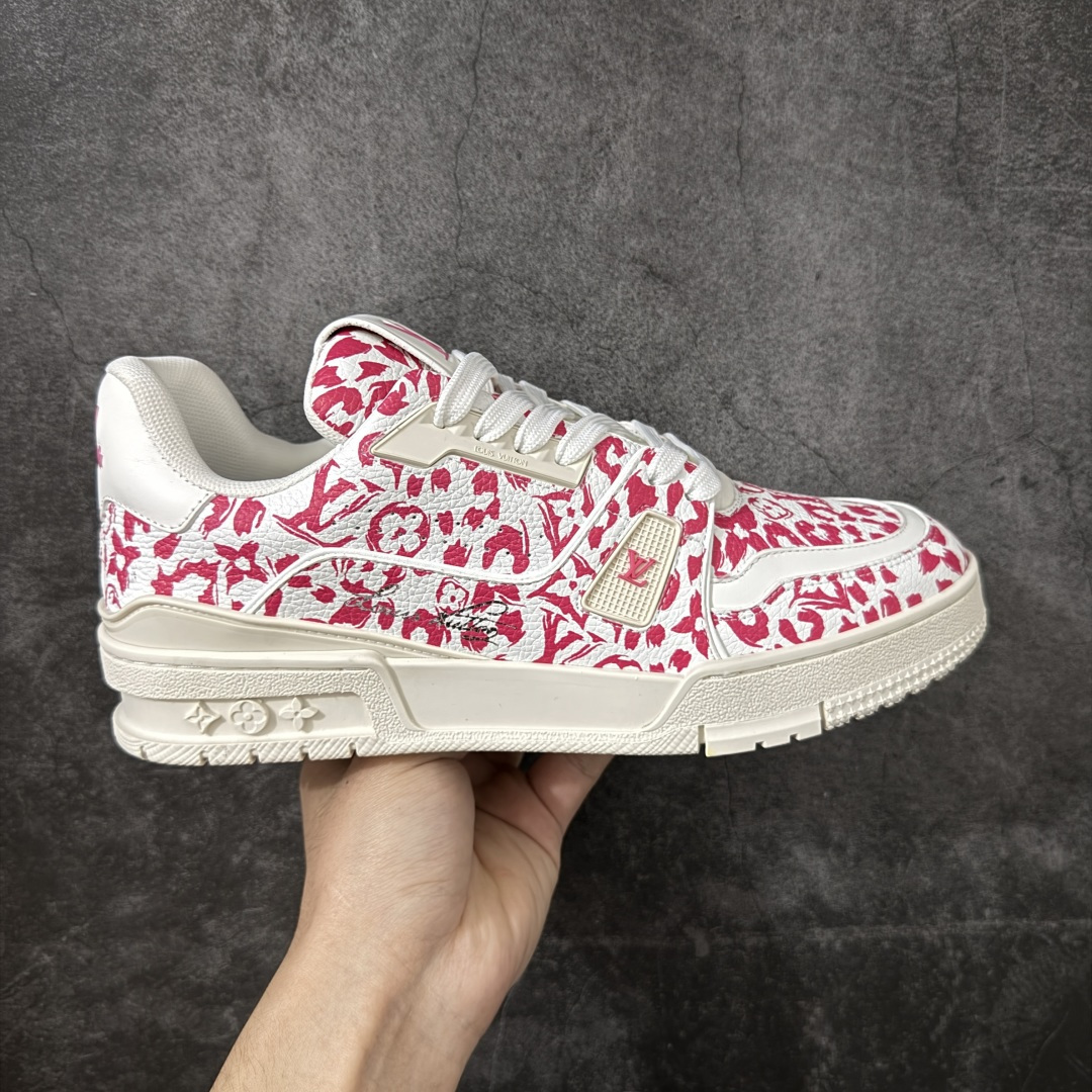 【YS纯原】 LOUIS VUITTON 路易威登 LV Trainer 新款军绿印花 顶货芯片代购版本 原版购入开发 ✦ 光滑牛皮革描绘Monogram图案，复古篮球灵感启发 ✦ #54标识追溯品牌诞生的1854年，细节满载 ✦ 原版定制进口头层牛皮鞋面，质感在线 ✦ 原版定制透气网里，清爽不闷脚 ✦ 原版开模防滑T材质大底，耐磨稳定 ✦ 底厚3CM，自然增高不笨重 ✦ 配送精美包装，零瑕疵工艺 尺码：39-45-选品中心