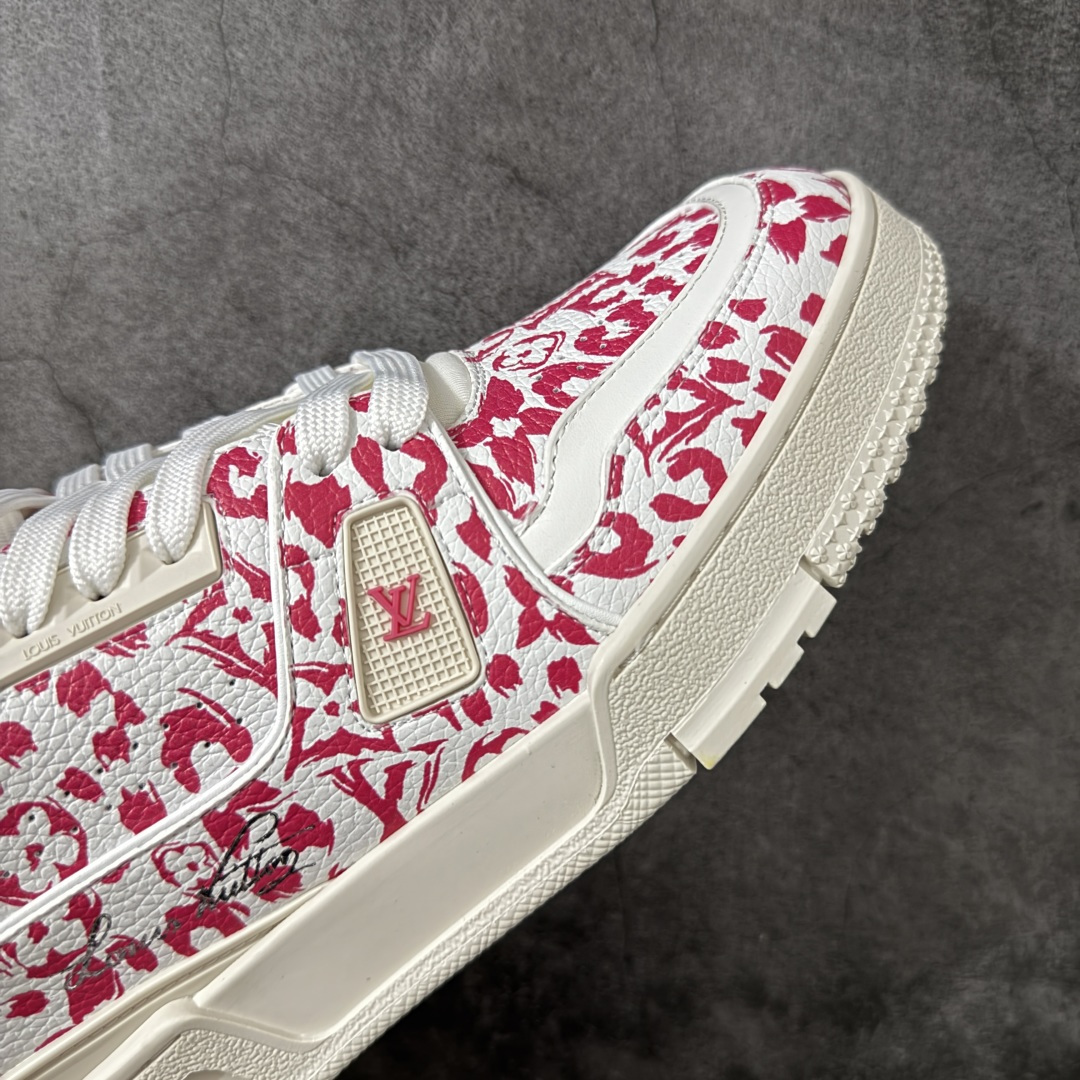 图片[6]-【YS纯原】 LOUIS VUITTON 路易威登 LV Trainer 新款军绿印花 顶货芯片代购版本 原版购入开发 ✦ 光滑牛皮革描绘Monogram图案，复古篮球灵感启发 ✦ #54标识追溯品牌诞生的1854年，细节满载 ✦ 原版定制进口头层牛皮鞋面，质感在线 ✦ 原版定制透气网里，清爽不闷脚 ✦ 原版开模防滑T材质大底，耐磨稳定 ✦ 底厚3CM，自然增高不笨重 ✦ 配送精美包装，零瑕疵工艺 尺码：39-45-选品中心