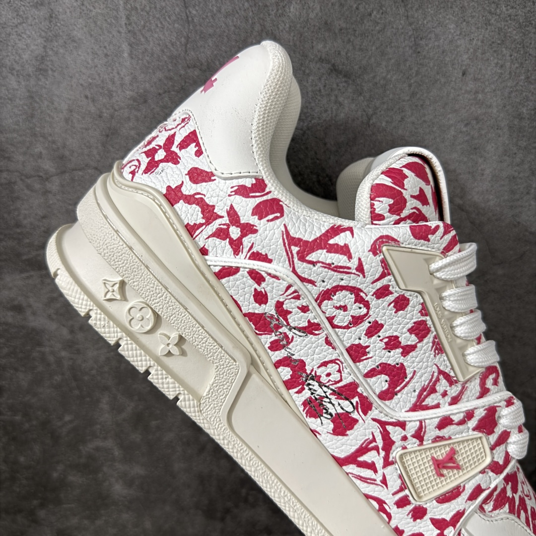 图片[7]-【YS纯原】 LOUIS VUITTON 路易威登 LV Trainer 新款军绿印花 顶货芯片代购版本 原版购入开发 ✦ 光滑牛皮革描绘Monogram图案，复古篮球灵感启发 ✦ #54标识追溯品牌诞生的1854年，细节满载 ✦ 原版定制进口头层牛皮鞋面，质感在线 ✦ 原版定制透气网里，清爽不闷脚 ✦ 原版开模防滑T材质大底，耐磨稳定 ✦ 底厚3CM，自然增高不笨重 ✦ 配送精美包装，零瑕疵工艺 尺码：39-45-选品中心