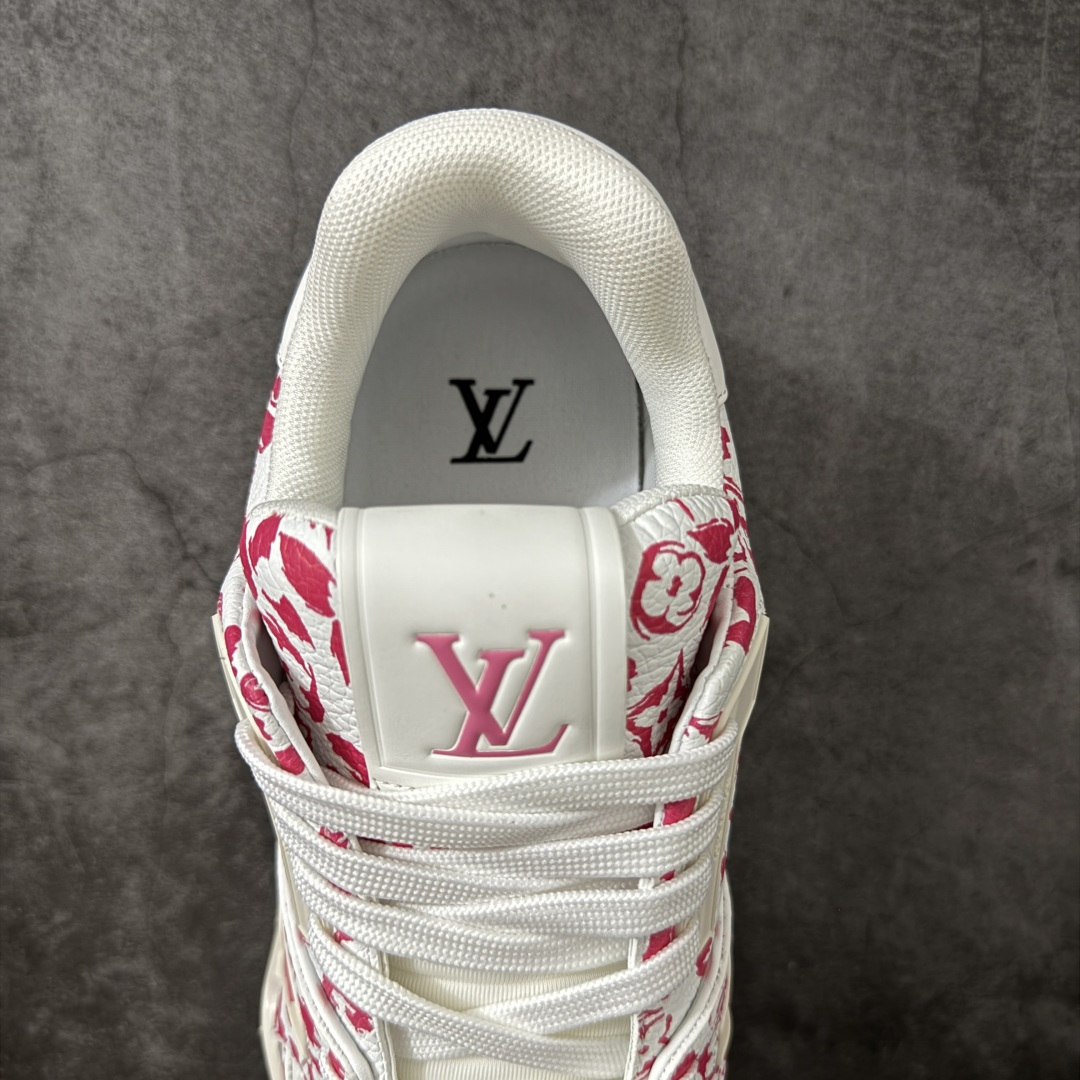 图片[8]-【YS纯原】 LOUIS VUITTON 路易威登 LV Trainer 新款军绿印花 顶货芯片代购版本 原版购入开发 ✦ 光滑牛皮革描绘Monogram图案，复古篮球灵感启发 ✦ #54标识追溯品牌诞生的1854年，细节满载 ✦ 原版定制进口头层牛皮鞋面，质感在线 ✦ 原版定制透气网里，清爽不闷脚 ✦ 原版开模防滑T材质大底，耐磨稳定 ✦ 底厚3CM，自然增高不笨重 ✦ 配送精美包装，零瑕疵工艺 尺码：39-45-选品中心