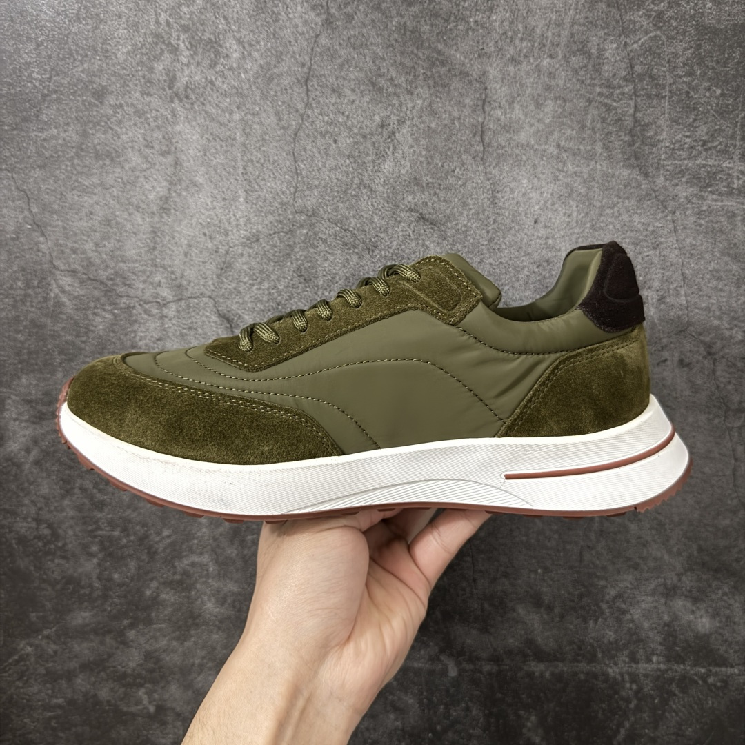 图片[2]-【X1纯原版本】Loro Piana Week-End Walk老钱风 休闲系列 原版开发，皮料、辅料按原鞋标准定制，独立磨具.区别市面流通版本，佛山大厂出品.出厂经过QC质检，细节、品控到位。完全遵循原版工艺打造。 火爆小红书 FB各大社媒！ Loro Piana 顶级皮革以自然纹理诠释质感，柔软耐磨，随穿着时间愈发温润。 经典设计，细节见匠心，圆头系带厚底复古与现代交融，舒适支撑，拉长腿部线条。 轻松搭配西装、休闲裤，无缝切换商务与生活场景。 **缓震厚底设计**，减轻足部压力；内衬透气材质，全天候保持干爽。 **黑色经典，永恒格调** 深邃黑色适配一切场合，从日常通勤到周末漫游，低调中彰显全套包装 带有原版原珠（可补充品牌标志性工艺或环保理念，如“采用Loro Piana专利鞣制技术，环保无铬鞣革”） 尺码：39/45-选品中心