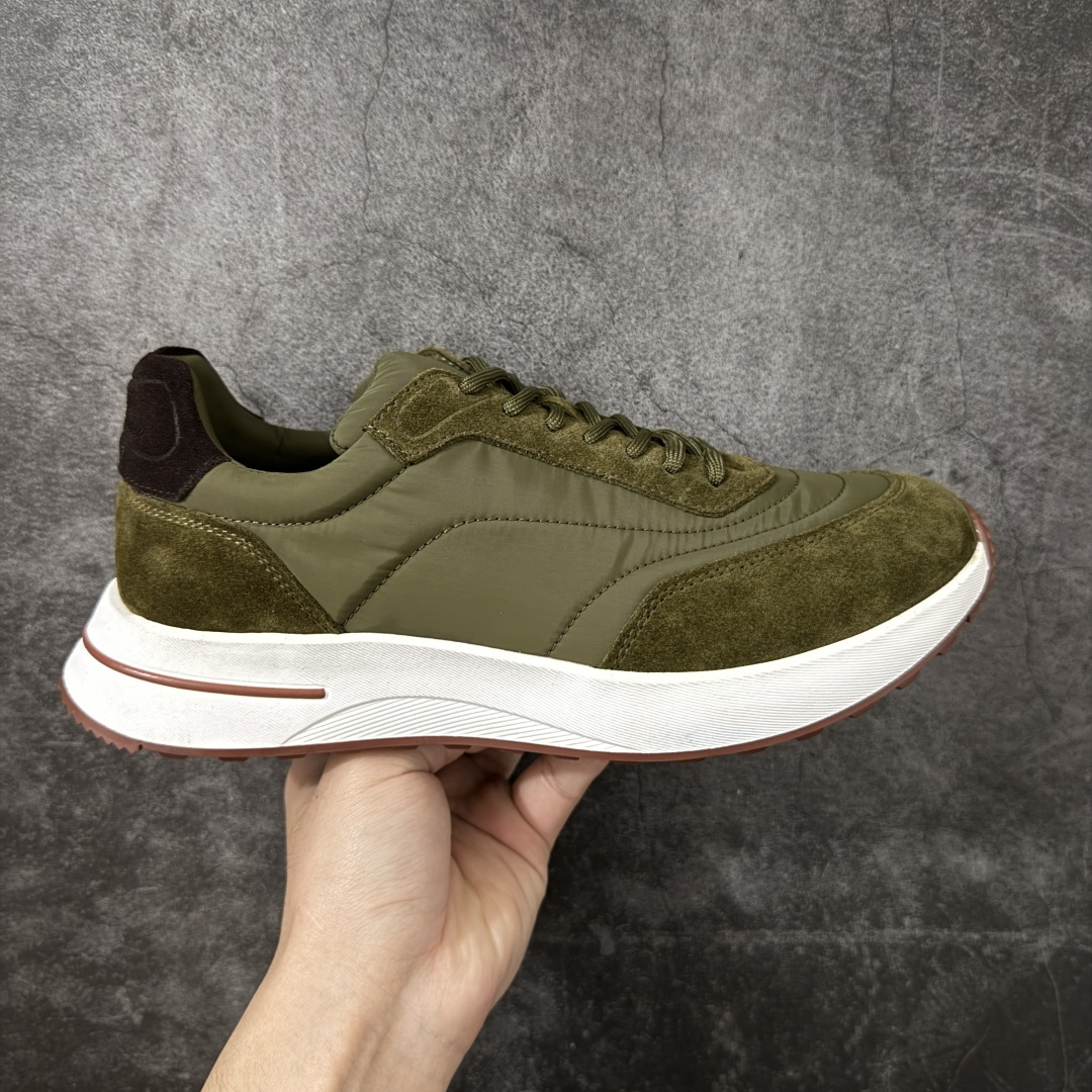 【X1纯原版本】Loro Piana Week-End Walk老钱风 休闲系列 原版开发，皮料、辅料按原鞋标准定制，独立磨具.区别市面流通版本，佛山大厂出品.出厂经过QC质检，细节、品控到位。完全遵循原版工艺打造。 火爆小红书 FB各大社媒！ Loro Piana 顶级皮革以自然纹理诠释质感，柔软耐磨，随穿着时间愈发温润。 经典设计，细节见匠心，圆头系带厚底复古与现代交融，舒适支撑，拉长腿部线条。 轻松搭配西装、休闲裤，无缝切换商务与生活场景。 **缓震厚底设计**，减轻足部压力；内衬透气材质，全天候保持干爽。 **黑色经典，永恒格调** 深邃黑色适配一切场合，从日常通勤到周末漫游，低调中彰显全套包装 带有原版原珠（可补充品牌标志性工艺或环保理念，如“采用Loro Piana专利鞣制技术，环保无铬鞣革”） 尺码：39/45-选品中心