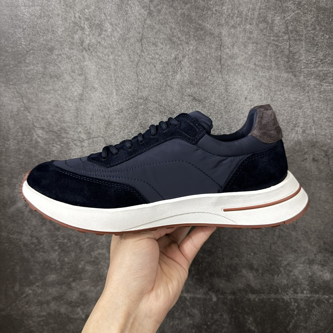 图片[2]-【X1纯原版本】Loro Piana Week-End Walk老钱风 休闲系列 原版开发，皮料、辅料按原鞋标准定制，独立磨具.区别市面流通版本，佛山大厂出品.出厂经过QC质检，细节、品控到位。完全遵循原版工艺打造。 火爆小红书 FB各大社媒！ Loro Piana 顶级皮革以自然纹理诠释质感，柔软耐磨，随穿着时间愈发温润。 经典设计，细节见匠心，圆头系带厚底复古与现代交融，舒适支撑，拉长腿部线条。 轻松搭配西装、休闲裤，无缝切换商务与生活场景。 **缓震厚底设计**，减轻足部压力；内衬透气材质，全天候保持干爽。 **黑色经典，永恒格调** 深邃黑色适配一切场合，从日常通勤到周末漫游，低调中彰显全套包装 带有原版原珠（可补充品牌标志性工艺或环保理念，如“采用Loro Piana专利鞣制技术，环保无铬鞣革”） 尺码：39/45-选品中心