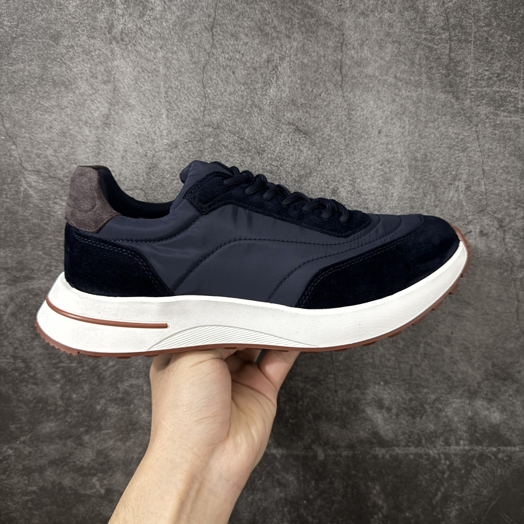 【X1纯原版本】Loro Piana Week-End Walk老钱风 休闲系列 原版开发，皮料、辅料按原鞋标准定制，独立磨具.区别市面流通版本，佛山大厂出品.出厂经过QC质检，细节、品控到位。完全遵循原版工艺打造。 火爆小红书 FB各大社媒！ Loro Piana 顶级皮革以自然纹理诠释质感，柔软耐磨，随穿着时间愈发温润。 经典设计，细节见匠心，圆头系带厚底复古与现代交融，舒适支撑，拉长腿部线条。 轻松搭配西装、休闲裤，无缝切换商务与生活场景。 **缓震厚底设计**，减轻足部压力；内衬透气材质，全天候保持干爽。 **黑色经典，永恒格调** 深邃黑色适配一切场合，从日常通勤到周末漫游，低调中彰显全套包装 带有原版原珠（可补充品牌标志性工艺或环保理念，如“采用Loro Piana专利鞣制技术，环保无铬鞣革”） 尺码：39/45-选品中心