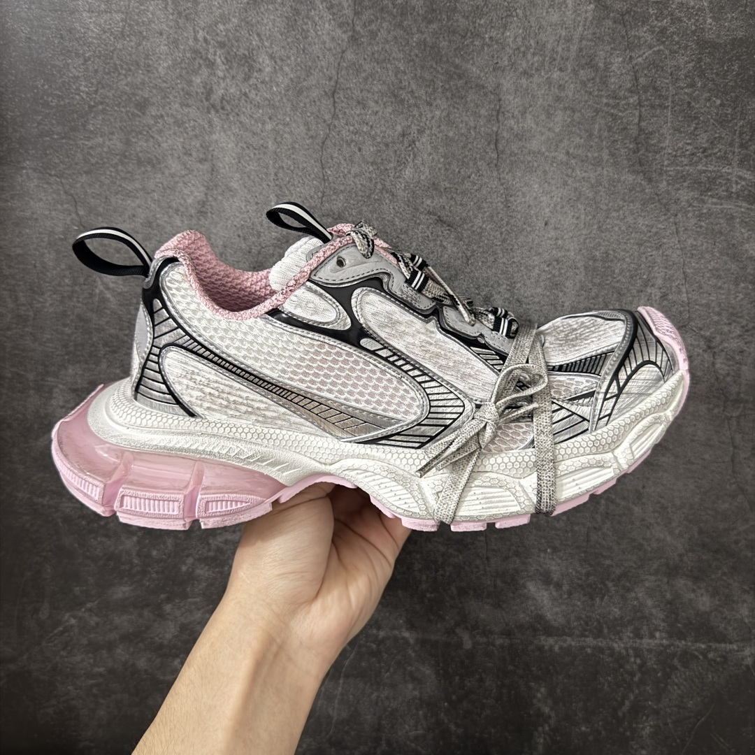 【X版纯原】BALENCIAGA 3XL Sneakers 巴黎世家十代网布系带低帮走秀复古老爹鞋 全新版本 全新顶端品质 全套原纸板楦头开发 最原汁原味的灵魂版型 全鞋荧光划线卡点 胶水把控整洁度追求极致完美 每一双都是工艺品 多重QC质检 超越公司货的品控标准 实实在在的免检产品 原盒原配 正确字体电绣 粗细、位置、大小正确 侧边TPU 透气孔匹配意产原版 正确分离大底 TPU软底 原版一致大底LOGO 立体感十足 原厂皮料水洗做旧 采购原厂网纱 不含皮革 网布材料和聚氨酯 磨损效果 鞋头边缘和后帮 Balenciaga 徽标 鞋面和后跟凸印尺码 鞋舌 3XL 橡胶品牌标识和反光细节 鞋帮拉袢和鞋舌拉祥 配反光细节 备用鞋带在鞋履前侧 可在穿着前取下 便于不同造型搭配 正常尺码 尺码：35 36 37 38 39 40 41 42 43 44 45 46-选品中心