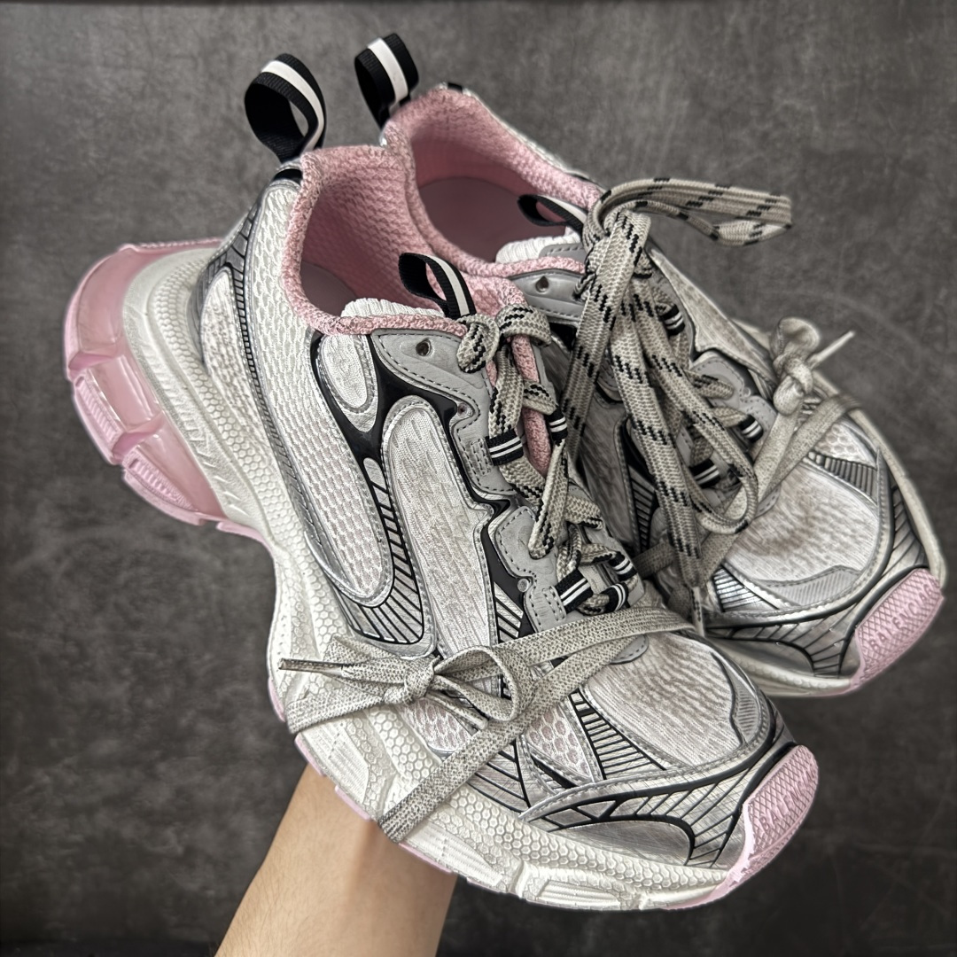 【X版纯原】BALENCIAGA 3XL Sneakers 巴黎世家十代网布系带低帮走秀复古老爹鞋 全新版本 全新顶端品质 全套原纸板楦头开发 最原汁原味的灵魂版型 全鞋荧光划线卡点 胶水把控整洁度追求极致完美 每一双都是工艺品 多重QC质检 超越公司货的品控标准 实实在在的免检产品 原盒原配 正确字体电绣 粗细、位置、大小正确 侧边TPU 透气孔匹配意产原版 正确分离大底 TPU软底 原版一致大底LOGO 立体感十足 原厂皮料水洗做旧 采购原厂网纱 不含皮革 网布材料和聚氨酯 磨损效果 鞋头边缘和后帮 Balenciaga 徽标 鞋面和后跟凸印尺码 鞋舌 3XL 橡胶品牌标识和反光细节 鞋帮拉袢和鞋舌拉祥 配反光细节 备用鞋带在鞋履前侧 可在穿着前取下 便于不同造型搭配 正常尺码 尺码：35 36 37 38 39 40 41 42 43 44 45 46-选品中心