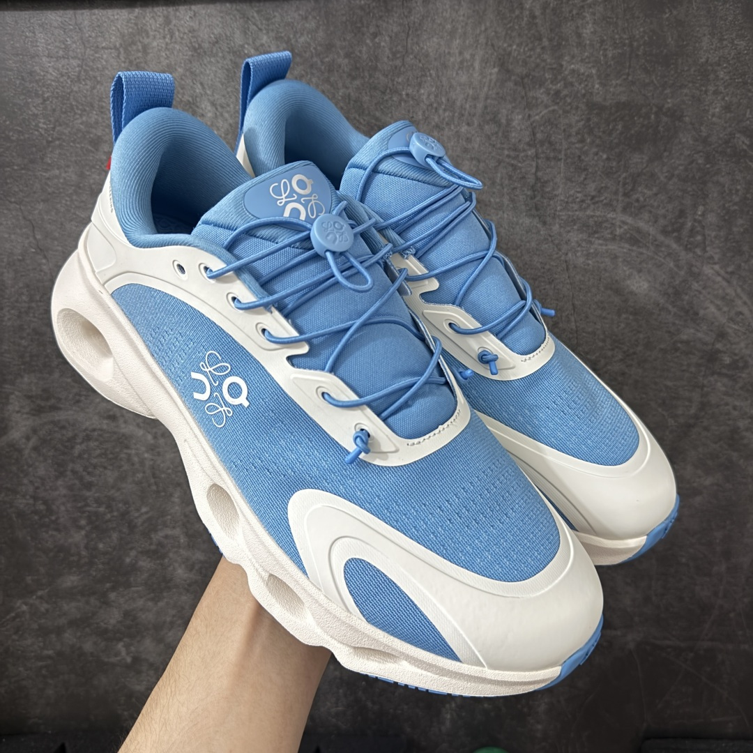 【莞产顶级】LOEWE罗意威 x ON昂跑 联名款 Cloudsolo系列 •原鞋一致橡胶底 原版高弹MD 加爆米花料 •正确后跟小蛮腰 •Logo立体有光泽度 •正确鞋头饱满立体 •鞋舌TPU立体高频 •正确鞋面网布多层厚实材料 •后跟织带高频立体 织带上浆加硬 •正确鞋带头滴胶柔软 •正确鞋垫前薄后厚有弹性（欧奈斯材料，非普通海玻璃） 尺码：36 36.5 37 37.5 38 38.5 39 40 40.5 41 42 42.5 43 44 44.5 45 46（真半码）-选品中心