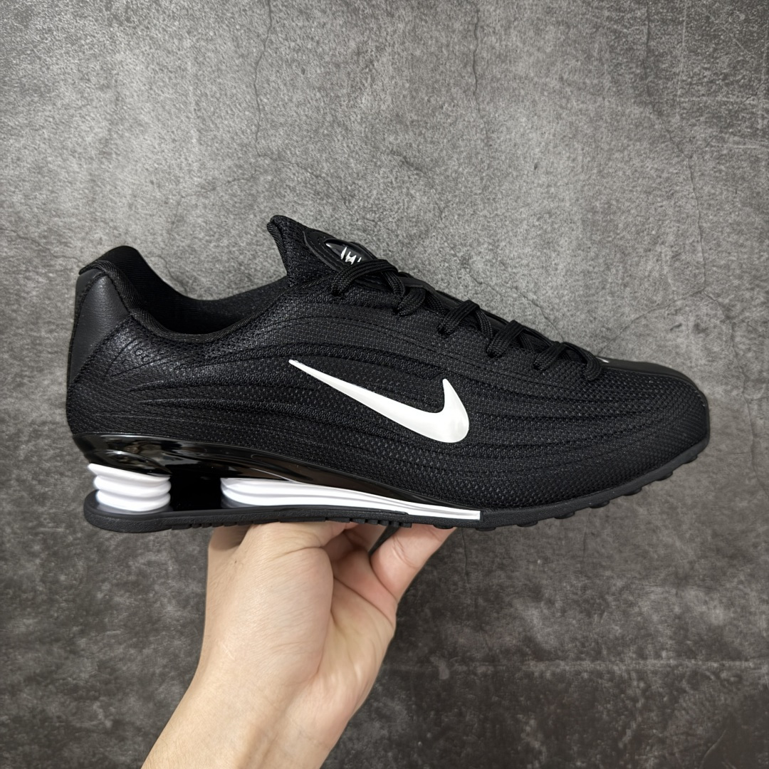 【外贸版】Nike SHOX Z 后掌气柱先锋机能风跑鞋 HQ7541-001 Nike Shox Z搭载了Nike标志性的Shox缓震科技 后跟的气柱能有效吸收冲击能量提供良好的缓震效果 采用轻盈透气的材质制作鞋面能确保脚部保持干爽舒适 贴合脚部曲线 带来舒适的包裹感 “猫跟”设计不仅提升了时尚感 还增强了穿着时的稳定性 使脚部在行走或运动过程中能保持平衡 尺码： 36 36.5 37.5 38 38.5 39 40 40.5 41-选品中心
