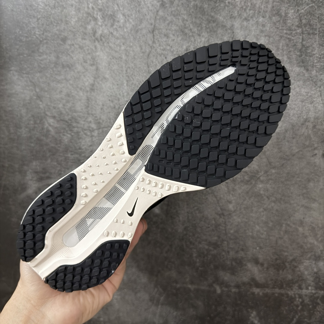 图片[9]-【纯原S版】Nike Pegasus Premium SE 舒适百搭减震防滑耐磨透气 低帮跑步鞋 简约又不失活力，上脚超吸睛。  它不仅颜值高，性能更是一绝！  全掌气垫科技，减震防滑超耐磨，每一步都能感受到强劲回弹，给双脚舒适支撑。  透气鞋面，跑步时双脚也能自由呼吸。    #独家原包 原底原料 开模打造  #原厂鞋标 高精密准度  #原楦原纸板开发 匹配原版98%以上  #后跟弧度 正确呈现  #原厂皮料 质感无敌  #皮料切割干净 无任何毛边 清洁度细节完美  货号：IQ0368-010  尺码：35.5-46-莆田鞋