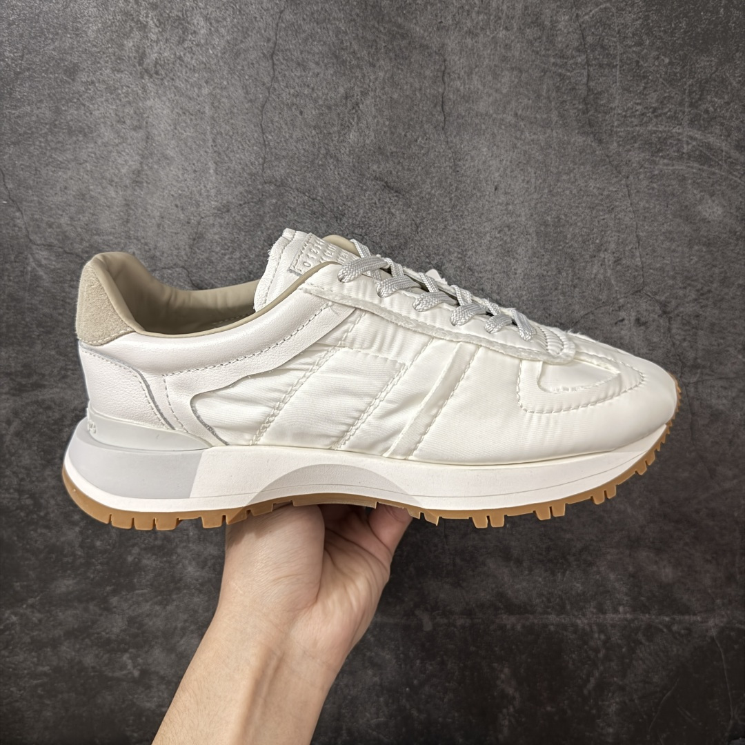 【渠道纯原】 Maison Margiela Runner Evolution Retro Low Sneakers 马吉拉 MM6网红英训鞋英训风解构低帮复古百搭休闲慢跑鞋 高端零售专供批次 原档数据开发数月百分百还原 原盒原配防尘袋购物卡 全网唯一正确0-23数字排版 一比一间距字体 内里全头层小羊皮 原版防滑鞋底设计 粒面皮革、尼龙和绒面革面料 鞋舌徽标贴饰 绒面革后跟 饰有白色缝线、浸胶细节和徽标压花 抛光皮革和尼龙平纹针织衬里 泡沫橡胶中底 纹理橡胶外底 尺码：36 36.5 37 38 39 40 41 42 42.5 43 44 44.5 45-选品中心