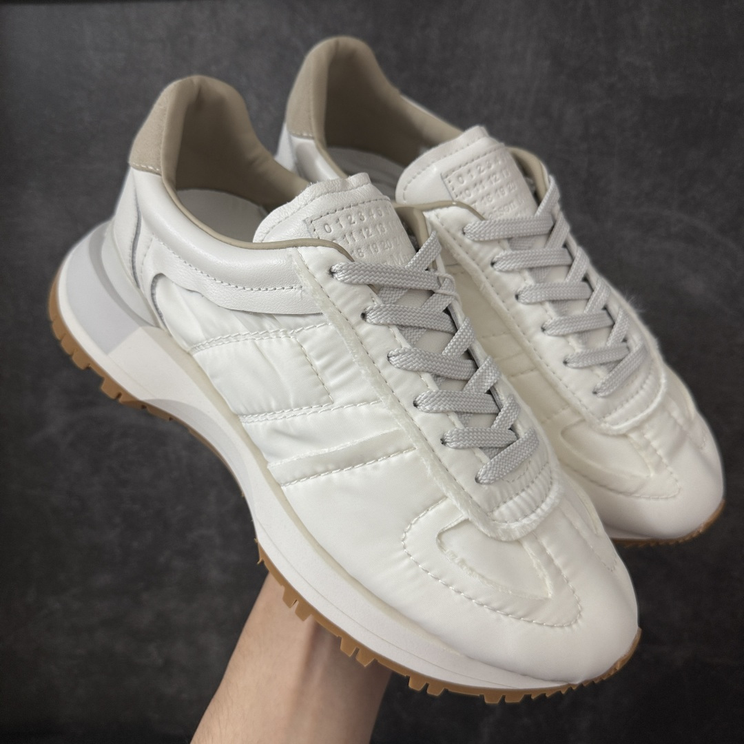 【渠道纯原】 Maison Margiela Runner Evolution Retro Low Sneakers 马吉拉 MM6网红英训鞋英训风解构低帮复古百搭休闲慢跑鞋 高端零售专供批次 原档数据开发数月百分百还原 原盒原配防尘袋购物卡 全网唯一正确0-23数字排版 一比一间距字体 内里全头层小羊皮 原版防滑鞋底设计 粒面皮革、尼龙和绒面革面料 鞋舌徽标贴饰 绒面革后跟 饰有白色缝线、浸胶细节和徽标压花 抛光皮革和尼龙平纹针织衬里 泡沫橡胶中底 纹理橡胶外底 尺码：36 36.5 37 38 39 40 41 42 42.5 43 44 44.5 45-选品中心