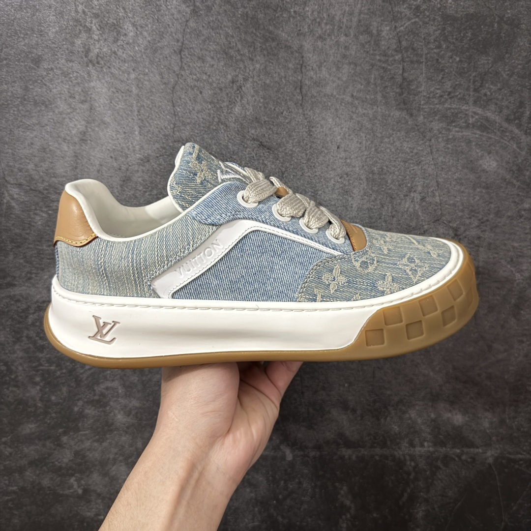【广东礼盒版】LOUIS VUITTON Tilted 系列 LV饼干鞋｜2026 早春全新上架 LV 路易威登 Tilted Low Sneakers 倾斜系列低帮复古休闲运动板鞋 男鞋｜广东原产｜市售顶级版本 ✦ 升级原楦型开发纸版，鞋型更立体更正 ✦ Monogram 丹宁布鞋面，质感高级耐看 ✦ 鞋垫嵌入EVA软脚感物料，回弹舒适 ✦ 后跟耐弯折滴塑支撑片，稳定不塌 ✦ 全新开发TPR光泽组合隔色鞋底 ✦ LV组合 TPU 生胶底结构，行走稳、耐磨强 ✦ 原版购入开发 ✦ 厚实抽屉式礼品鞋盒 ✦ 原装包装说明书＋防尘布袋 ✦ 附送官方快递加固牛皮纸外盒 法国巴黎百年奢侈品牌 LOUIS VUITTON 路易威登 尺码：39 40 41 42 43 44 45-选品中心