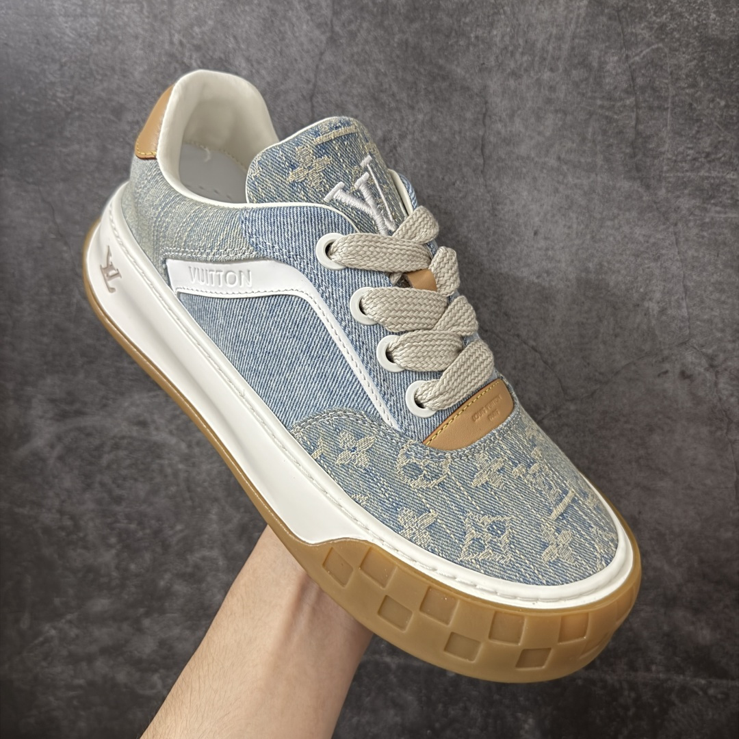 图片[3]-【广东礼盒版】LOUIS VUITTON Tilted 系列 LV饼干鞋｜2026 早春全新上架 LV 路易威登 Tilted Low Sneakers 倾斜系列低帮复古休闲运动板鞋 男鞋｜广东原产｜市售顶级版本 ✦ 升级原楦型开发纸版，鞋型更立体更正 ✦ Monogram 丹宁布鞋面，质感高级耐看 ✦ 鞋垫嵌入EVA软脚感物料，回弹舒适 ✦ 后跟耐弯折滴塑支撑片，稳定不塌 ✦ 全新开发TPR光泽组合隔色鞋底 ✦ LV组合 TPU 生胶底结构，行走稳、耐磨强 ✦ 原版购入开发 ✦ 厚实抽屉式礼品鞋盒 ✦ 原装包装说明书＋防尘布袋 ✦ 附送官方快递加固牛皮纸外盒 法国巴黎百年奢侈品牌 LOUIS VUITTON 路易威登 尺码：39 40 41 42 43 44 45-莆田鞋