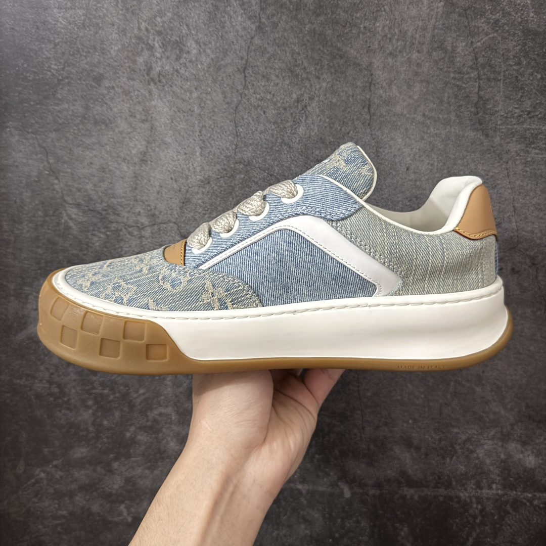 图片[2]-【广东礼盒版】LOUIS VUITTON Tilted 系列 LV饼干鞋｜2026 早春全新上架 LV 路易威登 Tilted Low Sneakers 倾斜系列低帮复古休闲运动板鞋 男鞋｜广东原产｜市售顶级版本 ✦ 升级原楦型开发纸版，鞋型更立体更正 ✦ Monogram 丹宁布鞋面，质感高级耐看 ✦ 鞋垫嵌入EVA软脚感物料，回弹舒适 ✦ 后跟耐弯折滴塑支撑片，稳定不塌 ✦ 全新开发TPR光泽组合隔色鞋底 ✦ LV组合 TPU 生胶底结构，行走稳、耐磨强 ✦ 原版购入开发 ✦ 厚实抽屉式礼品鞋盒 ✦ 原装包装说明书＋防尘布袋 ✦ 附送官方快递加固牛皮纸外盒 法国巴黎百年奢侈品牌 LOUIS VUITTON 路易威登 尺码：39 40 41 42 43 44 45-莆田鞋