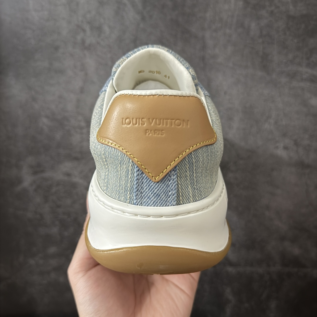 图片[4]-【广东礼盒版】LOUIS VUITTON Tilted 系列 LV饼干鞋｜2026 早春全新上架 LV 路易威登 Tilted Low Sneakers 倾斜系列低帮复古休闲运动板鞋 男鞋｜广东原产｜市售顶级版本 ✦ 升级原楦型开发纸版，鞋型更立体更正 ✦ Monogram 丹宁布鞋面，质感高级耐看 ✦ 鞋垫嵌入EVA软脚感物料，回弹舒适 ✦ 后跟耐弯折滴塑支撑片，稳定不塌 ✦ 全新开发TPR光泽组合隔色鞋底 ✦ LV组合 TPU 生胶底结构，行走稳、耐磨强 ✦ 原版购入开发 ✦ 厚实抽屉式礼品鞋盒 ✦ 原装包装说明书＋防尘布袋 ✦ 附送官方快递加固牛皮纸外盒 法国巴黎百年奢侈品牌 LOUIS VUITTON 路易威登 尺码：39 40 41 42 43 44 45-莆田鞋