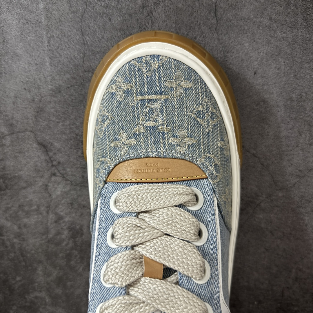 图片[5]-【广东礼盒版】LOUIS VUITTON Tilted 系列 LV饼干鞋｜2026 早春全新上架 LV 路易威登 Tilted Low Sneakers 倾斜系列低帮复古休闲运动板鞋 男鞋｜广东原产｜市售顶级版本 ✦ 升级原楦型开发纸版，鞋型更立体更正 ✦ Monogram 丹宁布鞋面，质感高级耐看 ✦ 鞋垫嵌入EVA软脚感物料，回弹舒适 ✦ 后跟耐弯折滴塑支撑片，稳定不塌 ✦ 全新开发TPR光泽组合隔色鞋底 ✦ LV组合 TPU 生胶底结构，行走稳、耐磨强 ✦ 原版购入开发 ✦ 厚实抽屉式礼品鞋盒 ✦ 原装包装说明书＋防尘布袋 ✦ 附送官方快递加固牛皮纸外盒 法国巴黎百年奢侈品牌 LOUIS VUITTON 路易威登 尺码：39 40 41 42 43 44 45-莆田鞋