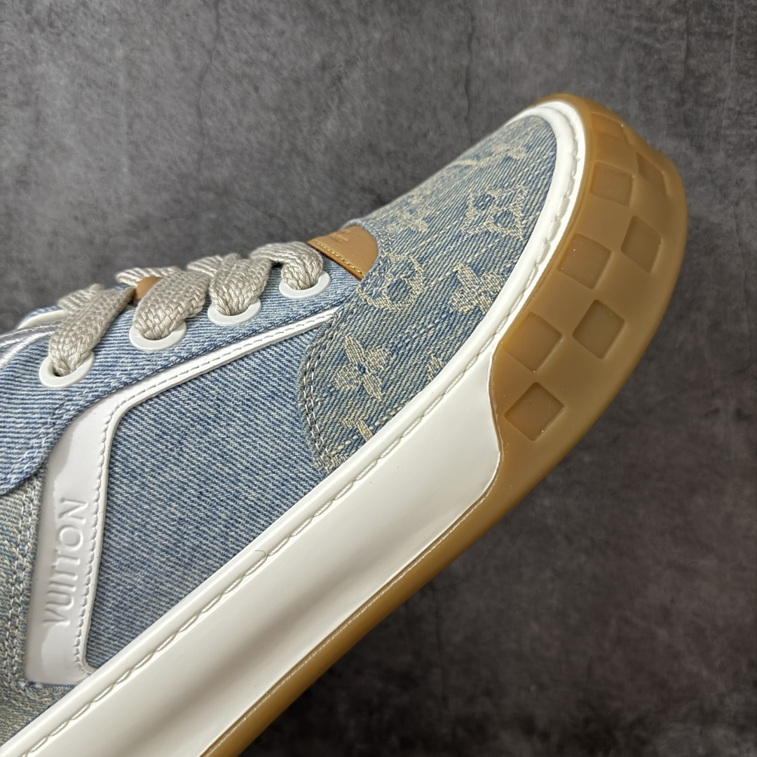 图片[6]-【广东礼盒版】LOUIS VUITTON Tilted 系列 LV饼干鞋｜2026 早春全新上架 LV 路易威登 Tilted Low Sneakers 倾斜系列低帮复古休闲运动板鞋 男鞋｜广东原产｜市售顶级版本 ✦ 升级原楦型开发纸版，鞋型更立体更正 ✦ Monogram 丹宁布鞋面，质感高级耐看 ✦ 鞋垫嵌入EVA软脚感物料，回弹舒适 ✦ 后跟耐弯折滴塑支撑片，稳定不塌 ✦ 全新开发TPR光泽组合隔色鞋底 ✦ LV组合 TPU 生胶底结构，行走稳、耐磨强 ✦ 原版购入开发 ✦ 厚实抽屉式礼品鞋盒 ✦ 原装包装说明书＋防尘布袋 ✦ 附送官方快递加固牛皮纸外盒 法国巴黎百年奢侈品牌 LOUIS VUITTON 路易威登 尺码：39 40 41 42 43 44 45-莆田鞋