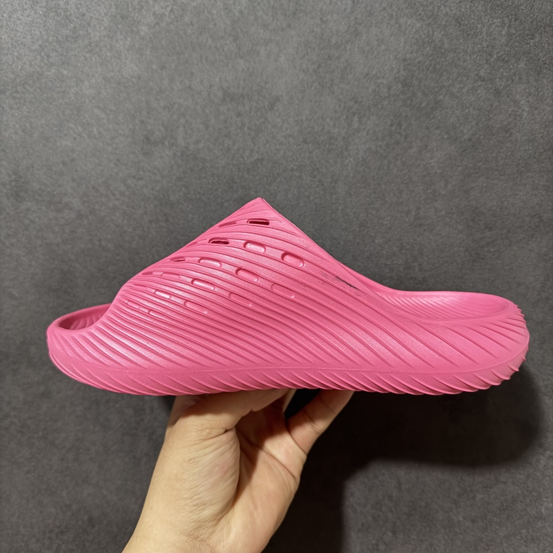 AD adiFOM Superstar MULE 一字拖产品基于标志性 Superstar 鞋款轮廓的同