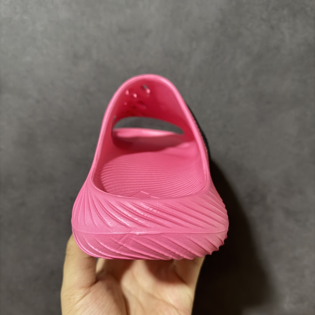 AD adiFOM Superstar MULE 一字拖产品基于标志性 Superstar 鞋款轮廓的同