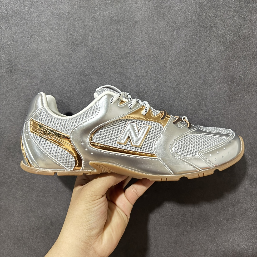 【公司级】新百伦 MiuMiu X new balance 2026年联名 NB系列跑步鞋 ​New Balance X Miu Miu 530 SL 透气皮革鞋面运动鞋，这款风格独特的鞋履源自Miu Miu和New Balance的跨界合作。Miu Miu彻底重塑了鞋履的结构，使其变得轻盈无比，同时巧妙运用两种绑带。徽标彰显品牌经典特色。商品货号： 5E165E_Z5O_F0379_F_D005。皮革鞋面，织物衬里，鞋舌和鞋垫饰有丝印徽标，扁平绑带，橡胶鞋底，几何图案纹路，可拆卸覆织物鞋垫！ 尺码：36 37 37.5 38 38.5 39.5 40 40.5 41.5 42 42.5 43 44 45-选品中心