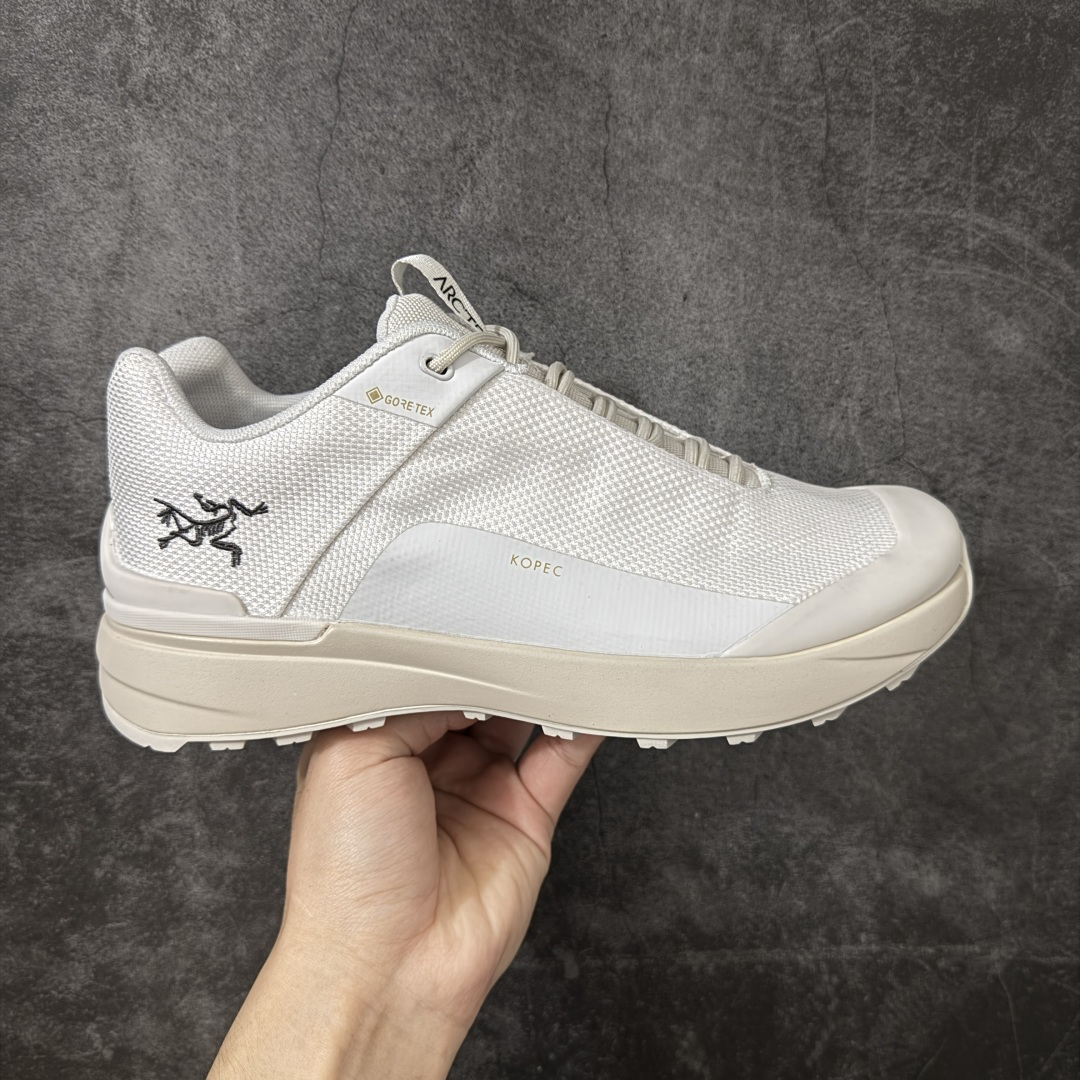 【莞产套盒版】始祖鸟ArcTeryx Kopec GTX M 覆盖透气男越野跑鞋 灰标刺绣白色 正确后跟刺绣 完美细节版型 官方同步上架 适合技术路线单日徒步穿着 aeriosflgtx鞋受到长途野外跑步鞋的启发 适合在变化的地形上进行快速轻快的徒步旅行穿着，舒适而有支撑性，使您充满信心。该设计与脚部融为一体，可最大限度地减少摩擦，gore-tex保护膜网砂，采用gore隐形适体(invisiblefit)技术，更轻薄舒适。敏捷、稳定和技术路线上的自信源于vibram® megagrip外底、压缩eva内底以及一体的tpu。重量约：275g技术特点透气轻量耐磨鞋子鞋外底结构vibram®megagripM橡胶化合材料耐用柔软鞋子结构tpu鞋头可防磨损压缩eva泡沫内底以及一体的tpu铁芯提高了灵活性和稳定性，使您充满信心鞋子衬垫结构4mm厚ortholiteM3d模制插片材料gore-tex薄膜tpu高耐磨保护膜cordura® MX 尺码：39-45 编码： FJC350370-选品中心