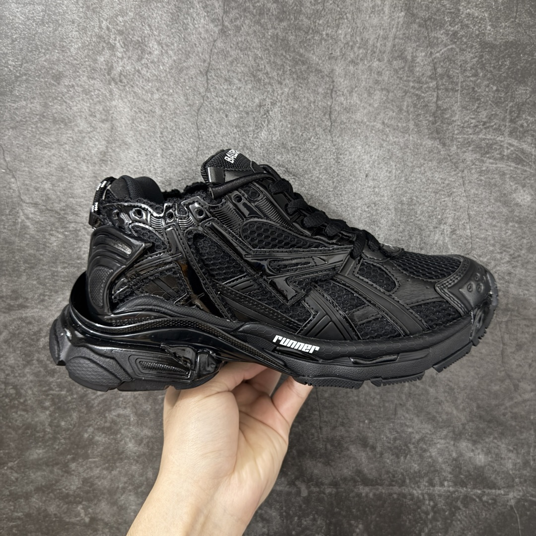 【公司级】BALENCIAGA Runner 巴黎世家七代 黑色 此系列是通过溢胶、做旧、缝线等细节 展示了设计师 Demna 的运动鞋风格 用一双「旧鞋」传递复古感 后侧板、翘起的鞋头 则展示了 Demna 在结构上的未来构想 原装大盒从里到外一切百分百还原官方配置 顶级专供碾压一切版本 尺码：35 36 37 38 39 40 41 42 43 44 45 46-选品中心