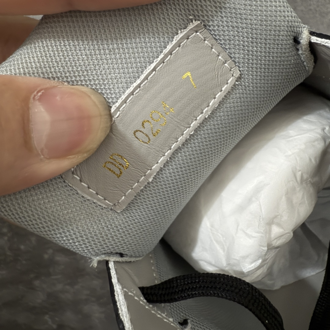 图片[7]-【海淘代购版】LOUIS VUITTON LV Beverly Hills 牛皮 圆头系带 低帮 时尚板鞋 男款 白色 海淘代购同渠道品质 高端零售 外贸充正专供 原版购入开发 ZP级全套包装 完美楦型 正确卡色 大底TPU 质感媲美原版 细节与原版一致 请注意区分市面通货材 尺码：38 39 40 41 42 43 44 45 46-选品中心