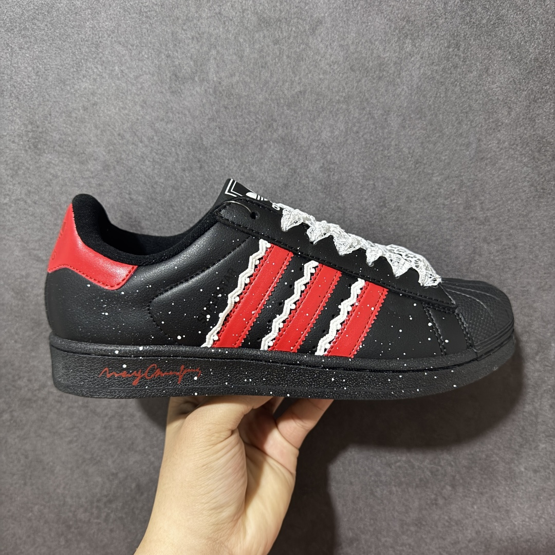 【公司级】Adidas Originals Superstar II JI0079 贝壳头休闲板鞋 阿迪达斯 ADIDAS SUPERSTAR 三叶草☘️经典贝壳头系列 新款休闲板鞋潮流男女士运动鞋 。鞋面柔软织物材质 标志性的贝壳鞋头，锯齿三条纹，简约的线条。就连版型和比例，都在向1982年的鞋款致敬。可谓“形神兼备”的复刻。无论在哪，无论去哪，你或许都需要这样一双既舒适又时尚的鞋。1970年问世于篮球场的adidas Superstar，集舒适与时尚于一身。这款经典鞋，缀低调图案，灵感源自公共交通地图。设计简约，旨在伴你出行。心动不如行动，系好鞋带，出发吧。 尺码：35-42 编码：AYB200210-选品中心
