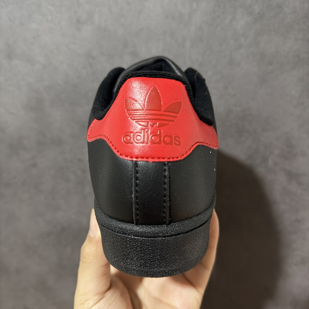 图片[4]-【公司级】Adidas Originals Superstar II JI0079 贝壳头休闲板鞋 阿迪达斯 ADIDAS SUPERSTAR 三叶草☘️经典贝壳头系列 新款休闲板鞋潮流男女士运动鞋 。鞋面柔软织物材质 标志性的贝壳鞋头，锯齿三条纹，简约的线条。就连版型和比例，都在向1982年的鞋款致敬。可谓“形神兼备”的复刻。无论在哪，无论去哪，你或许都需要这样一双既舒适又时尚的鞋。1970年问世于篮球场的adidas Superstar，集舒适与时尚于一身。这款经典鞋，缀低调图案，灵感源自公共交通地图。设计简约，旨在伴你出行。心动不如行动，系好鞋带，出发吧。 尺码：35-42 编码：AYB200210-选品中心