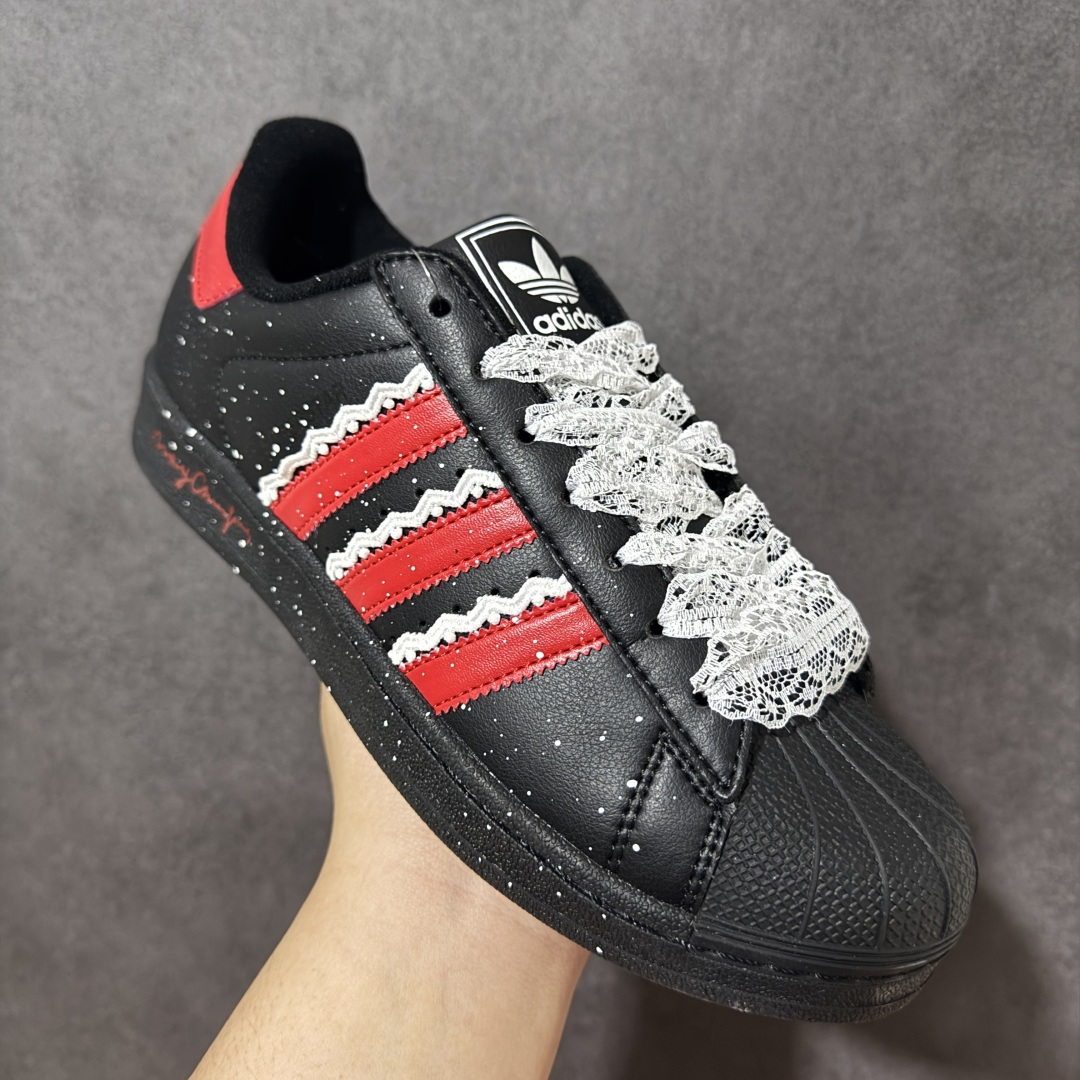 图片[3]-【公司级】Adidas Originals Superstar II JI0079 贝壳头休闲板鞋 阿迪达斯 ADIDAS SUPERSTAR 三叶草☘️经典贝壳头系列 新款休闲板鞋潮流男女士运动鞋 。鞋面柔软织物材质 标志性的贝壳鞋头，锯齿三条纹，简约的线条。就连版型和比例，都在向1982年的鞋款致敬。可谓“形神兼备”的复刻。无论在哪，无论去哪，你或许都需要这样一双既舒适又时尚的鞋。1970年问世于篮球场的adidas Superstar，集舒适与时尚于一身。这款经典鞋，缀低调图案，灵感源自公共交通地图。设计简约，旨在伴你出行。心动不如行动，系好鞋带，出发吧。 尺码：35-42 编码：AYB200210-选品中心