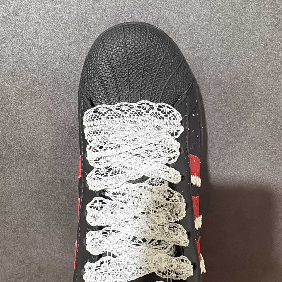 图片[5]-【公司级】Adidas Originals Superstar II JI0079 贝壳头休闲板鞋 阿迪达斯 ADIDAS SUPERSTAR 三叶草☘️经典贝壳头系列 新款休闲板鞋潮流男女士运动鞋 。鞋面柔软织物材质 标志性的贝壳鞋头，锯齿三条纹，简约的线条。就连版型和比例，都在向1982年的鞋款致敬。可谓“形神兼备”的复刻。无论在哪，无论去哪，你或许都需要这样一双既舒适又时尚的鞋。1970年问世于篮球场的adidas Superstar，集舒适与时尚于一身。这款经典鞋，缀低调图案，灵感源自公共交通地图。设计简约，旨在伴你出行。心动不如行动，系好鞋带，出发吧。 尺码：35-42 编码：AYB200210-选品中心