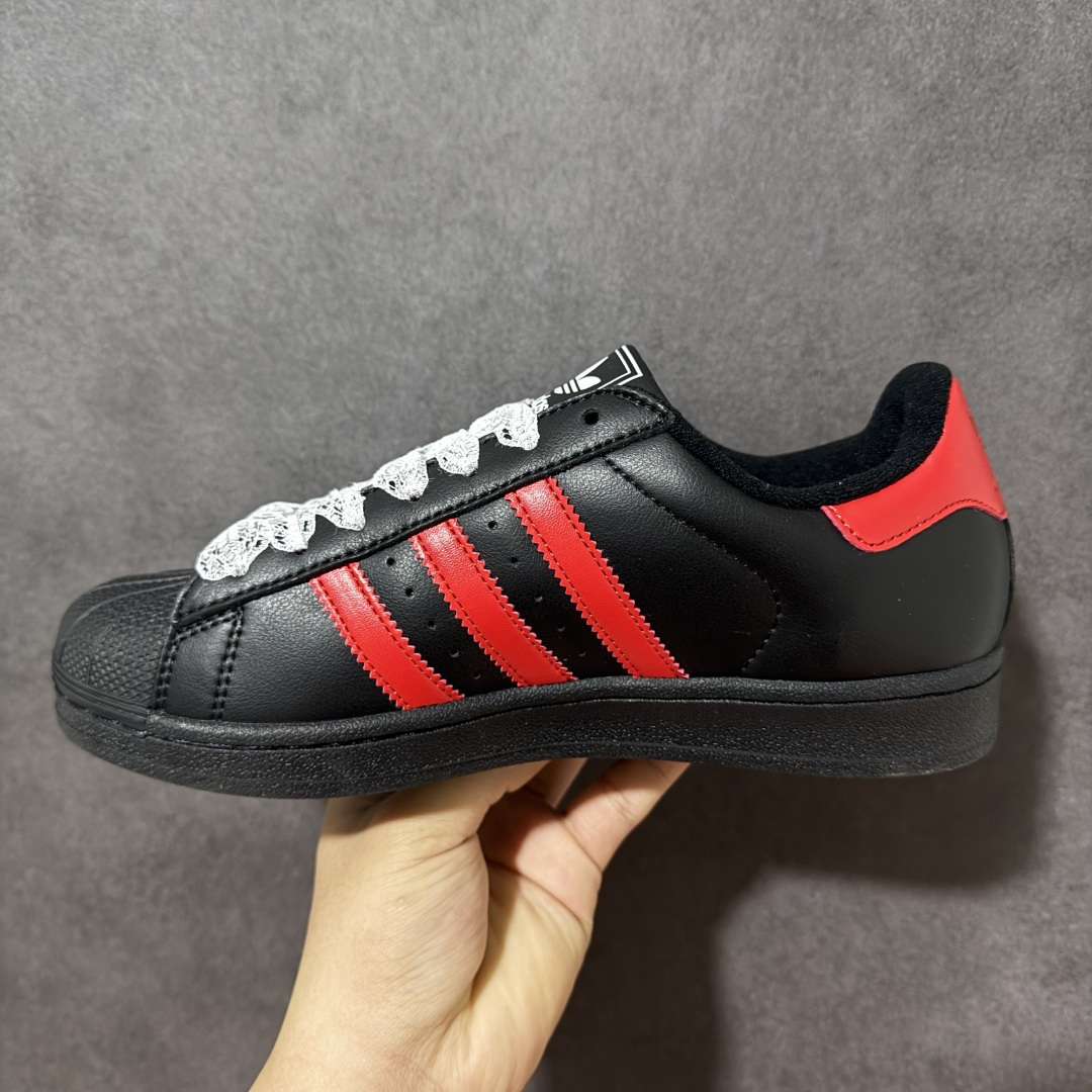 图片[2]-【公司级】Adidas Originals Superstar II JI0079 贝壳头休闲板鞋 阿迪达斯 ADIDAS SUPERSTAR 三叶草☘️经典贝壳头系列 新款休闲板鞋潮流男女士运动鞋 。鞋面柔软织物材质 标志性的贝壳鞋头，锯齿三条纹，简约的线条。就连版型和比例，都在向1982年的鞋款致敬。可谓“形神兼备”的复刻。无论在哪，无论去哪，你或许都需要这样一双既舒适又时尚的鞋。1970年问世于篮球场的adidas Superstar，集舒适与时尚于一身。这款经典鞋，缀低调图案，灵感源自公共交通地图。设计简约，旨在伴你出行。心动不如行动，系好鞋带，出发吧。 尺码：35-42 编码：AYB200210-选品中心