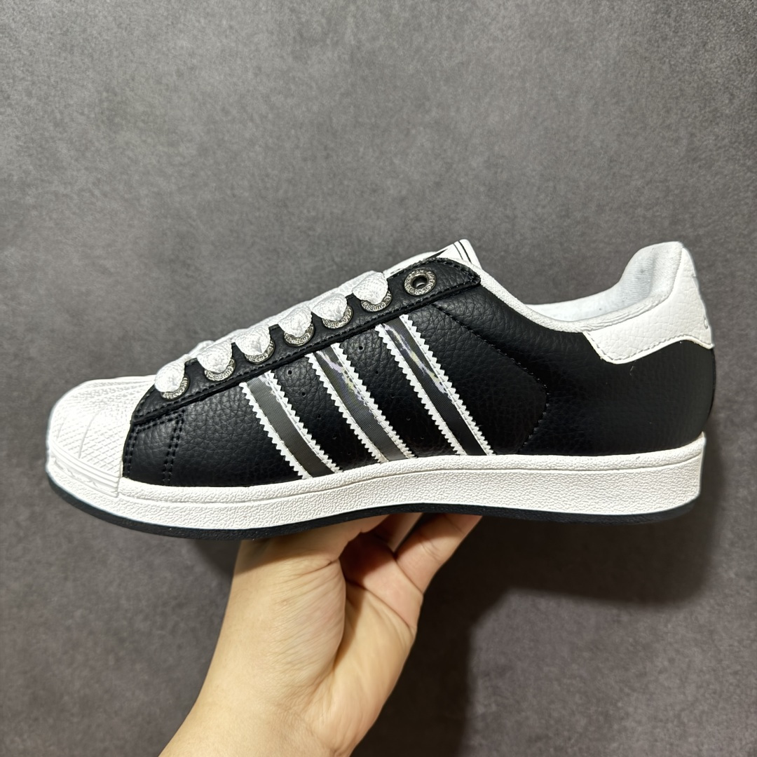 图片[2]-【公司级】Adidas Originals Superstar II JQ0314 贝壳头休闲板鞋 阿迪达斯 ADIDAS SUPERSTAR 三叶草☘️经典贝壳头系列 新款休闲板鞋潮流男女士运动鞋 。鞋面柔软织物材质 标志性的贝壳鞋头，锯齿三条纹，简约的线条。就连版型和比例，都在向1982年的鞋款致敬。可谓“形神兼备”的复刻。无论在哪，无论去哪，你或许都需要这样一双既舒适又时尚的鞋。1970年问世于篮球场的adidas Superstar，集舒适与时尚于一身。这款经典鞋，缀低调图案，灵感源自公共交通地图。设计简约，旨在伴你出行。心动不如行动，系好鞋带，出发吧。 尺码：35-42 编码：AYB200210-选品中心