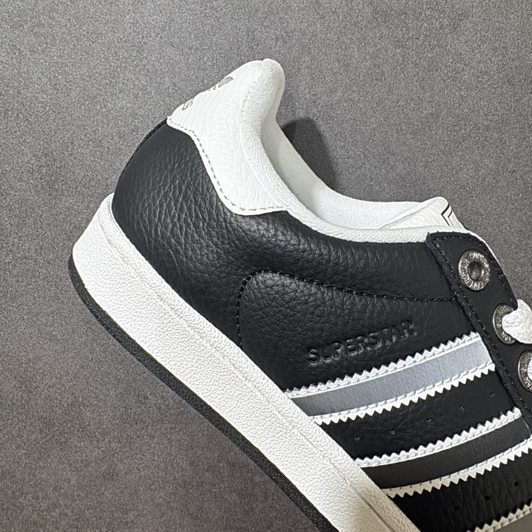 图片[7]-【公司级】Adidas Originals Superstar II JQ0314 贝壳头休闲板鞋 阿迪达斯 ADIDAS SUPERSTAR 三叶草☘️经典贝壳头系列 新款休闲板鞋潮流男女士运动鞋 。鞋面柔软织物材质 标志性的贝壳鞋头，锯齿三条纹，简约的线条。就连版型和比例，都在向1982年的鞋款致敬。可谓“形神兼备”的复刻。无论在哪，无论去哪，你或许都需要这样一双既舒适又时尚的鞋。1970年问世于篮球场的adidas Superstar，集舒适与时尚于一身。这款经典鞋，缀低调图案，灵感源自公共交通地图。设计简约，旨在伴你出行。心动不如行动，系好鞋带，出发吧。 尺码：35-42 编码：AYB200210-选品中心