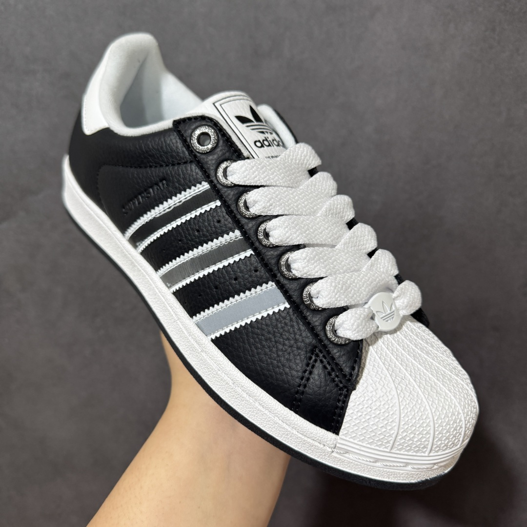图片[3]-【公司级】Adidas Originals Superstar II JQ0314 贝壳头休闲板鞋 阿迪达斯 ADIDAS SUPERSTAR 三叶草☘️经典贝壳头系列 新款休闲板鞋潮流男女士运动鞋 。鞋面柔软织物材质 标志性的贝壳鞋头，锯齿三条纹，简约的线条。就连版型和比例，都在向1982年的鞋款致敬。可谓“形神兼备”的复刻。无论在哪，无论去哪，你或许都需要这样一双既舒适又时尚的鞋。1970年问世于篮球场的adidas Superstar，集舒适与时尚于一身。这款经典鞋，缀低调图案，灵感源自公共交通地图。设计简约，旨在伴你出行。心动不如行动，系好鞋带，出发吧。 尺码：35-42 编码：AYB200210-选品中心