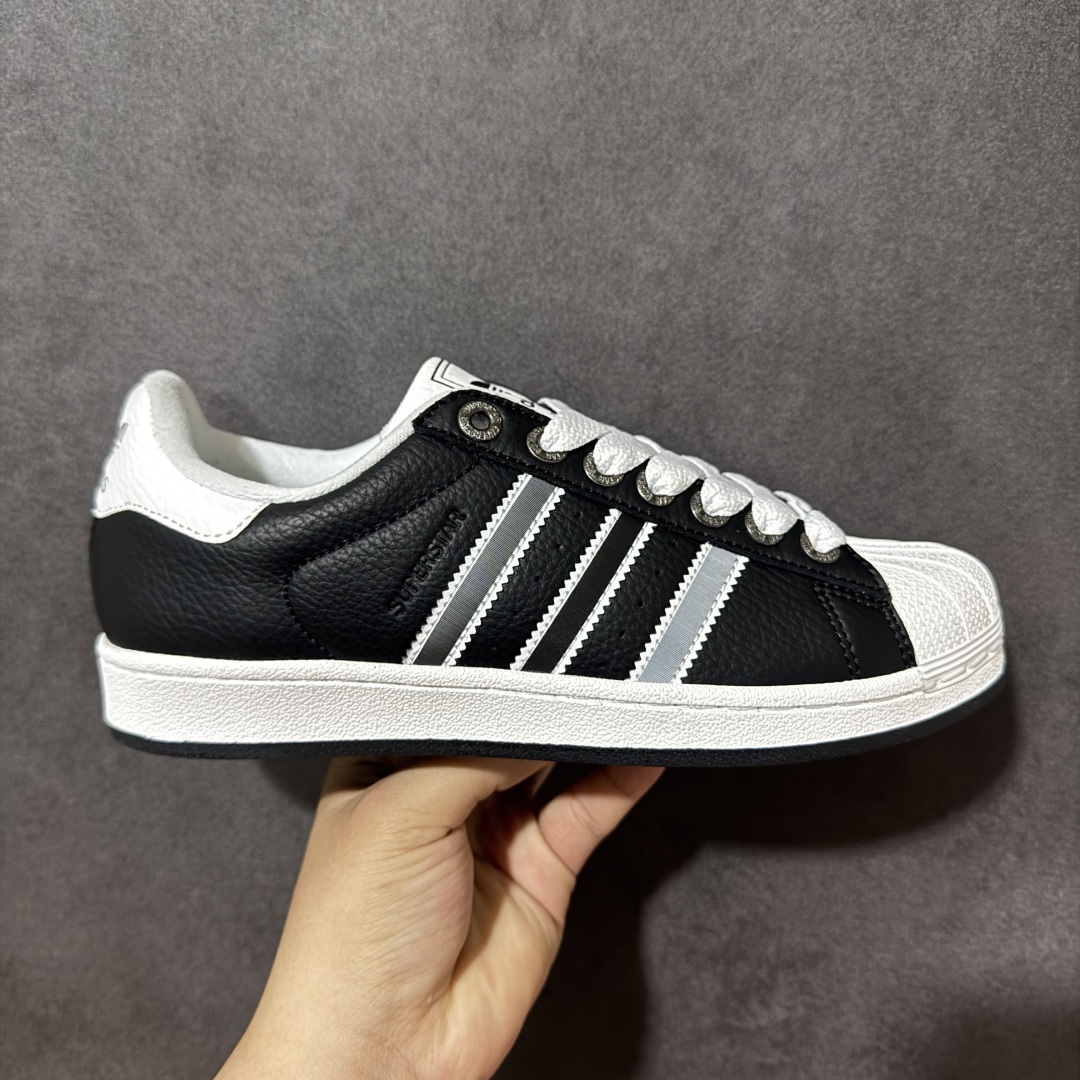 【公司级】Adidas Originals Superstar II JQ0314 贝壳头休闲板鞋 阿迪达斯 ADIDAS SUPERSTAR 三叶草☘️经典贝壳头系列 新款休闲板鞋潮流男女士运动鞋 。鞋面柔软织物材质 标志性的贝壳鞋头，锯齿三条纹，简约的线条。就连版型和比例，都在向1982年的鞋款致敬。可谓“形神兼备”的复刻。无论在哪，无论去哪，你或许都需要这样一双既舒适又时尚的鞋。1970年问世于篮球场的adidas Superstar，集舒适与时尚于一身。这款经典鞋，缀低调图案，灵感源自公共交通地图。设计简约，旨在伴你出行。心动不如行动，系好鞋带，出发吧。 尺码：35-42 编码：AYB200210-选品中心