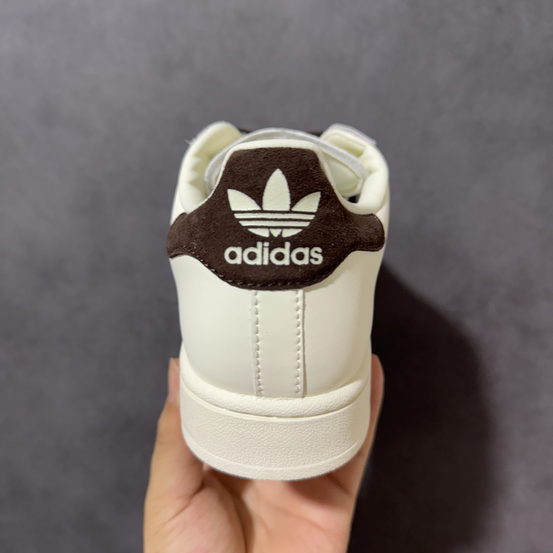 图片[4]-【公司级】Adidas Original Superstar 2 阿迪达斯 低帮 男女同款 贝壳头2代防滑耐磨轻便低邦板鞋 鞋身整体以米色皮革打造，搭配经典米色贝壳头，鞋身两侧经典锯齿三条杠Logo一边为棕色，内侧为灰色三条杠，采用分段式的棕色和灰色鞋带，后跟棕色装饰片辅以米色压印logo，最后以米色大底完善整体设计收尾。整体时尚大方。 货号：KH8707 尺码：35¹/₃ 36 36²/₃ 37¹/₃ 38 38²/₃ 39¹/₃ 40 40²/₃ 41¹/₃ 42 42²/₃ 43¹/₃ 44 44²/₃ 45¹/₃-选品中心