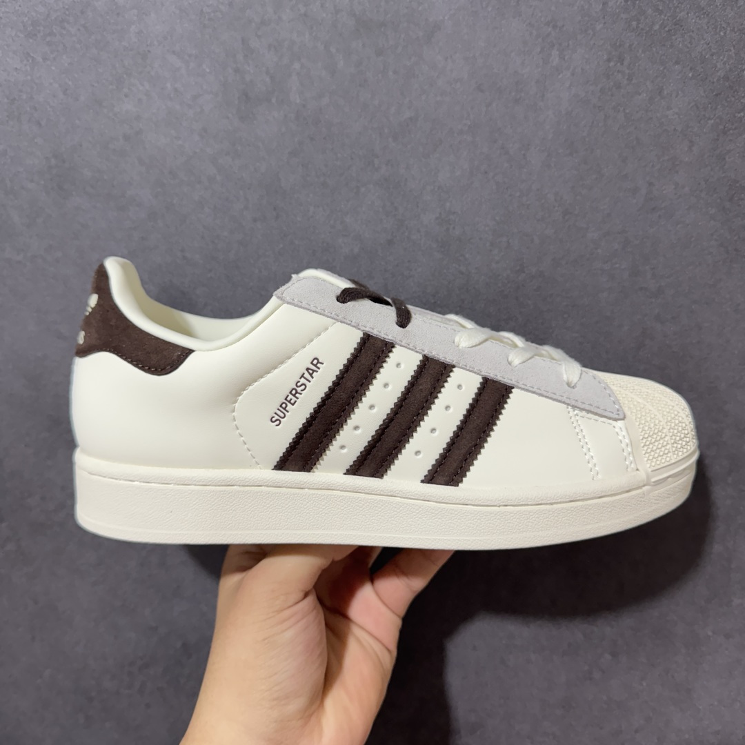 NO:834201,Local support stores [company level] Adidas Original Superstar 2 Adidas low-top men's and women's shell toe 2 generation non-slip wear-resistant lightweight low-top sneakers  The entire body of the shoe is made of beige leather, with a classic beige shell toe. The classic zigzag three-stripe logo on both sides of the shoe is brown on one side and gray on the inside. It uses segmented brown and gray shoelaces. The brown decorative piece on the heel is supplemented by a beige embossed logo. Finally, a beige outsole completes the overall design. The overall design is fashionable and elegant. Item No. KH8707 Size 35/ 36 36/ 37/ 38 38/  39/ 40 40/ 41/ 42 42/ 43/ 44 44/ 45/ Coding XSB210220,, adidas19860909本地 支持放店【公司级】Adidas Original Superstar 2 阿迪达斯 低帮 男女同款 贝壳头2代防滑耐磨轻便低邦板鞋 鞋身整体以米色皮革打造,搭配经典米色贝壳头,鞋身两侧经典锯齿三条杠Logo一边为棕色,内侧为灰色三条杠,采用分段式的棕色和灰色鞋带,后跟棕色装饰片辅以米色压印logo,最后以米色大底完善整体设计收尾.整体时尚大方. 货号KH8707 尺码35/ 36 36/ 37/ 38 38/ 39/ 40 40/ 41/ 42 42/ 43/ 44 44/ 45/ 编码XSB210220,,adidas,Men's shoes