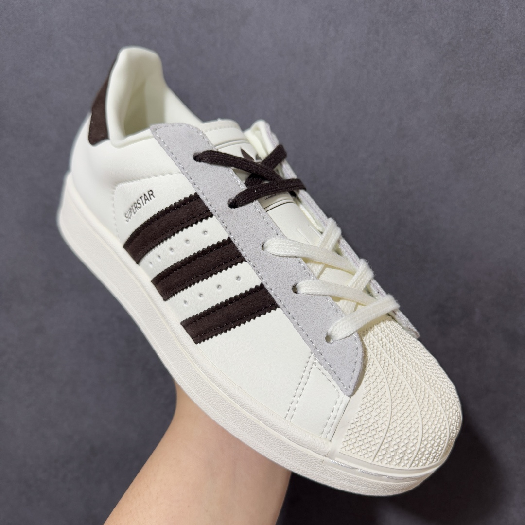 图片[3]-【公司级】Adidas Original Superstar 2 阿迪达斯 低帮 男女同款 贝壳头2代防滑耐磨轻便低邦板鞋 鞋身整体以米色皮革打造，搭配经典米色贝壳头，鞋身两侧经典锯齿三条杠Logo一边为棕色，内侧为灰色三条杠，采用分段式的棕色和灰色鞋带，后跟棕色装饰片辅以米色压印logo，最后以米色大底完善整体设计收尾。整体时尚大方。 货号：KH8707 尺码：35¹/₃ 36 36²/₃ 37¹/₃ 38 38²/₃ 39¹/₃ 40 40²/₃ 41¹/₃ 42 42²/₃ 43¹/₃ 44 44²/₃ 45¹/₃-选品中心
