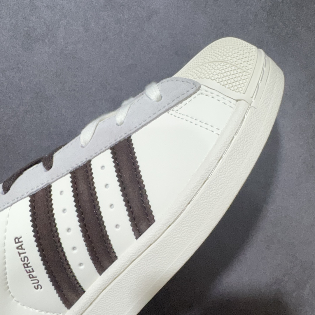 图片[8]-【公司级】Adidas Original Superstar 2 阿迪达斯 低帮 男女同款 贝壳头2代防滑耐磨轻便低邦板鞋 鞋身整体以米色皮革打造，搭配经典米色贝壳头，鞋身两侧经典锯齿三条杠Logo一边为棕色，内侧为灰色三条杠，采用分段式的棕色和灰色鞋带，后跟棕色装饰片辅以米色压印logo，最后以米色大底完善整体设计收尾。整体时尚大方。 货号：KH8707 尺码：35¹/₃ 36 36²/₃ 37¹/₃ 38 38²/₃ 39¹/₃ 40 40²/₃ 41¹/₃ 42 42²/₃ 43¹/₃ 44 44²/₃ 45¹/₃-选品中心